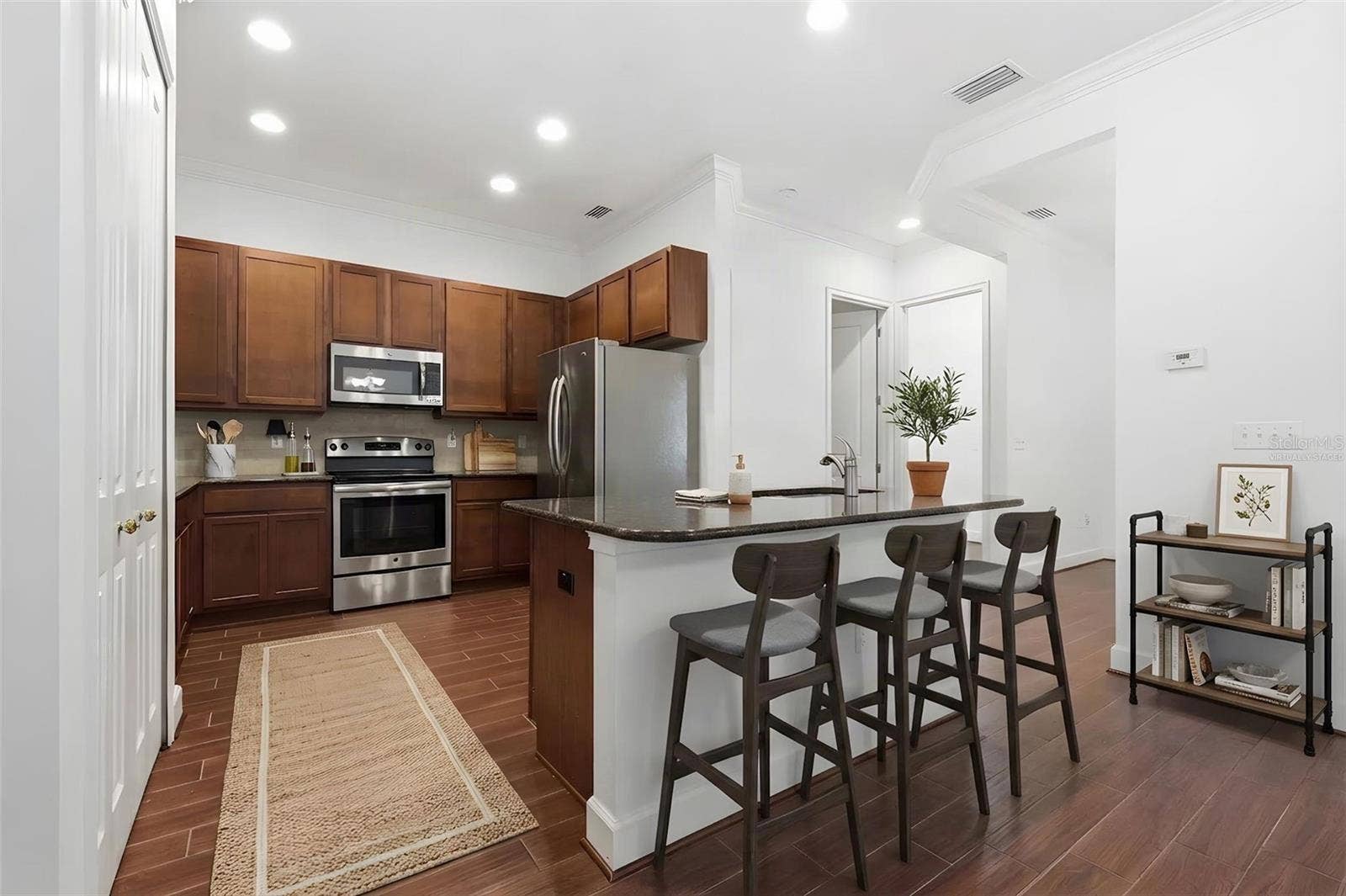 VIRTUALLY STAGED KITCHEN