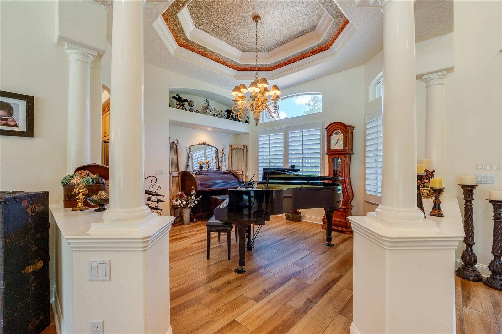 25 REMINGTON ROAD, Ormond Beach, FL 32174 Architecturally detailed formal space highlighted by grand support columns, an intricate tray ceiling, and bright natural light throughout.