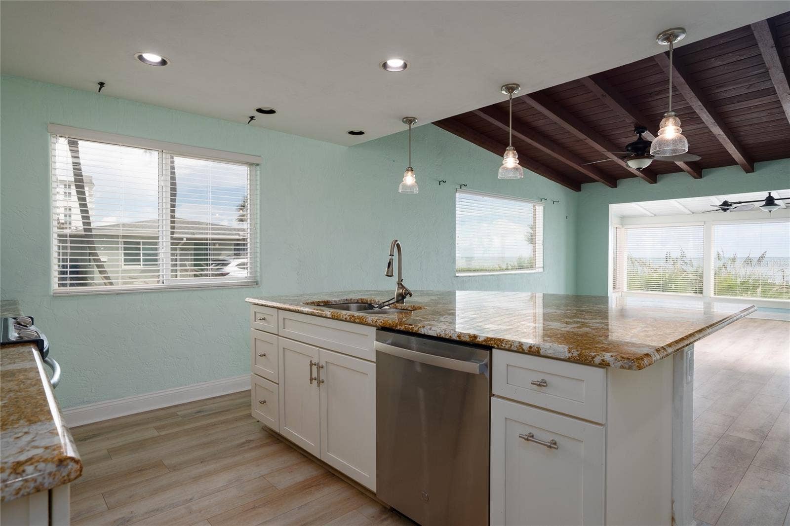 10 OCEAN EDGE DRIVE, Ormond Beach, FL 32176 Large breakfast bar and island!