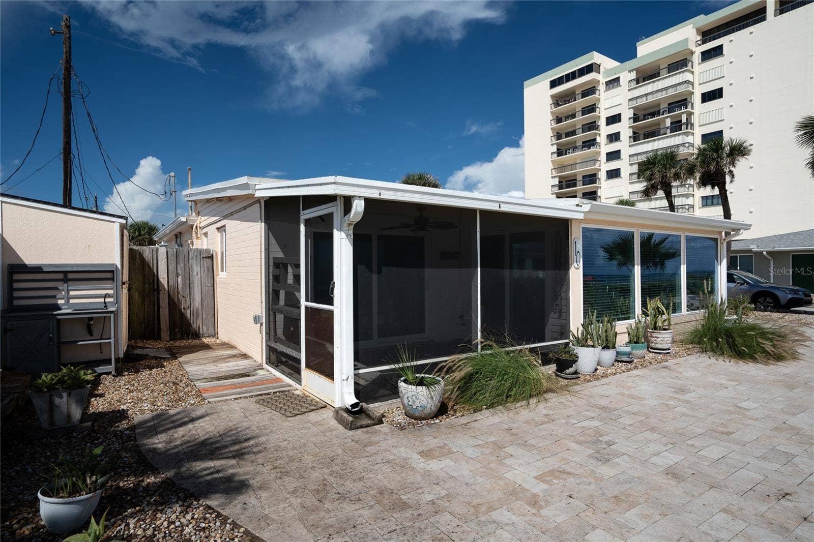 10 OCEAN EDGE DRIVE, Ormond Beach, FL 32176 Screened in patio!