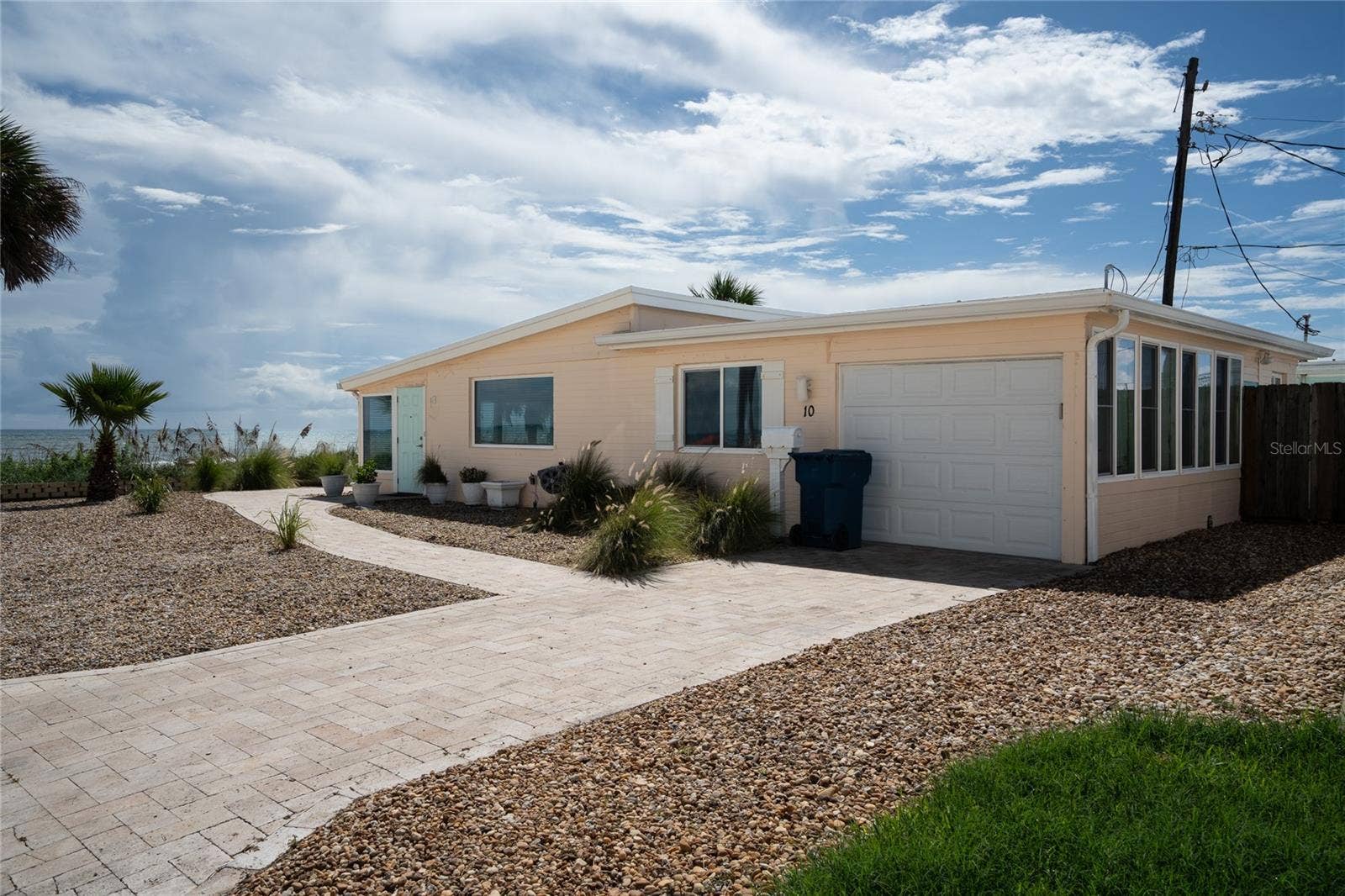 10 OCEAN EDGE DRIVE, Ormond Beach, FL 32176 Single car garage with guest bath entry!