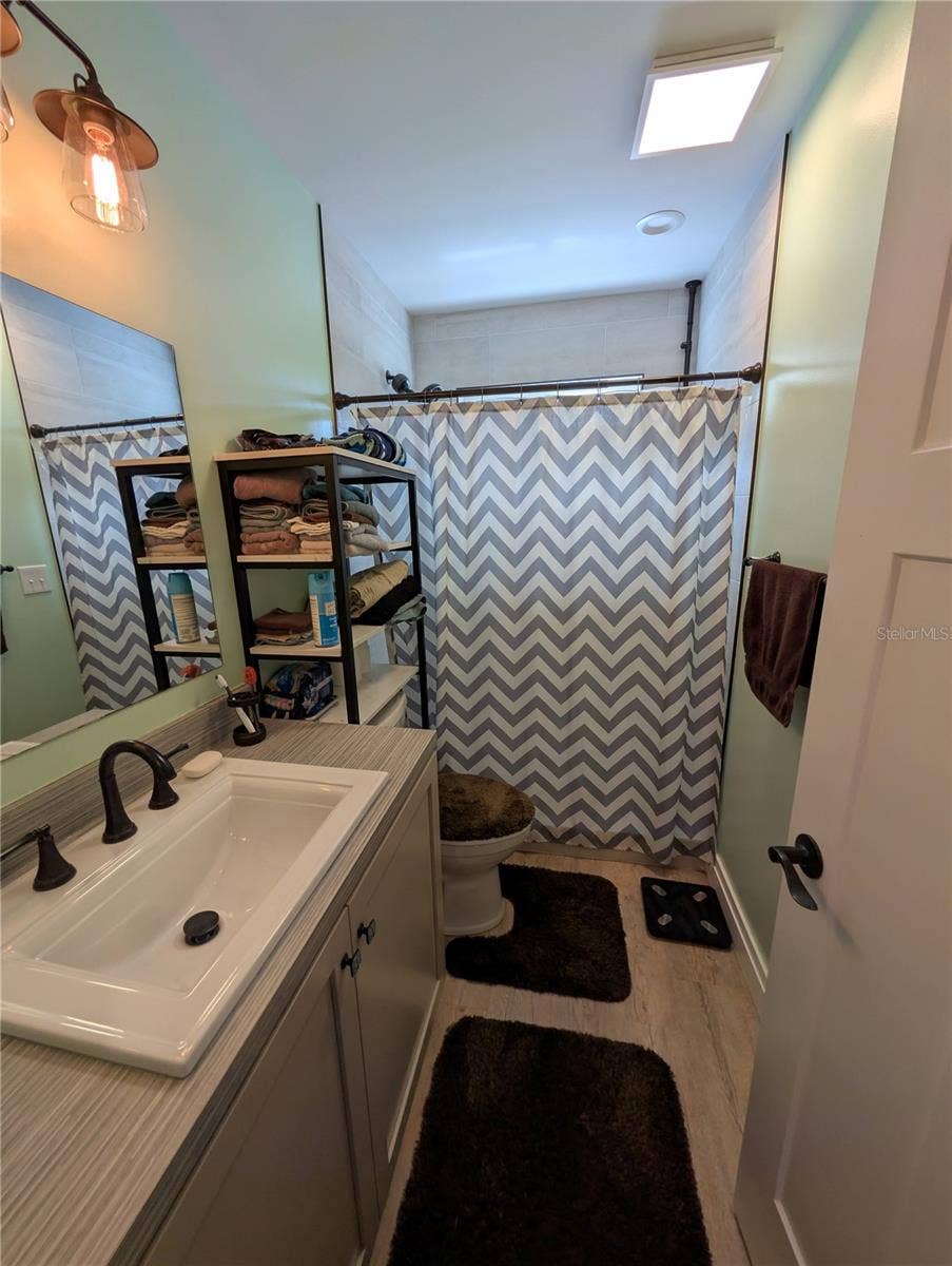 414 JESSAMINE BOULEVARD, Daytona Beach, FL 32118 Apartment bathroom