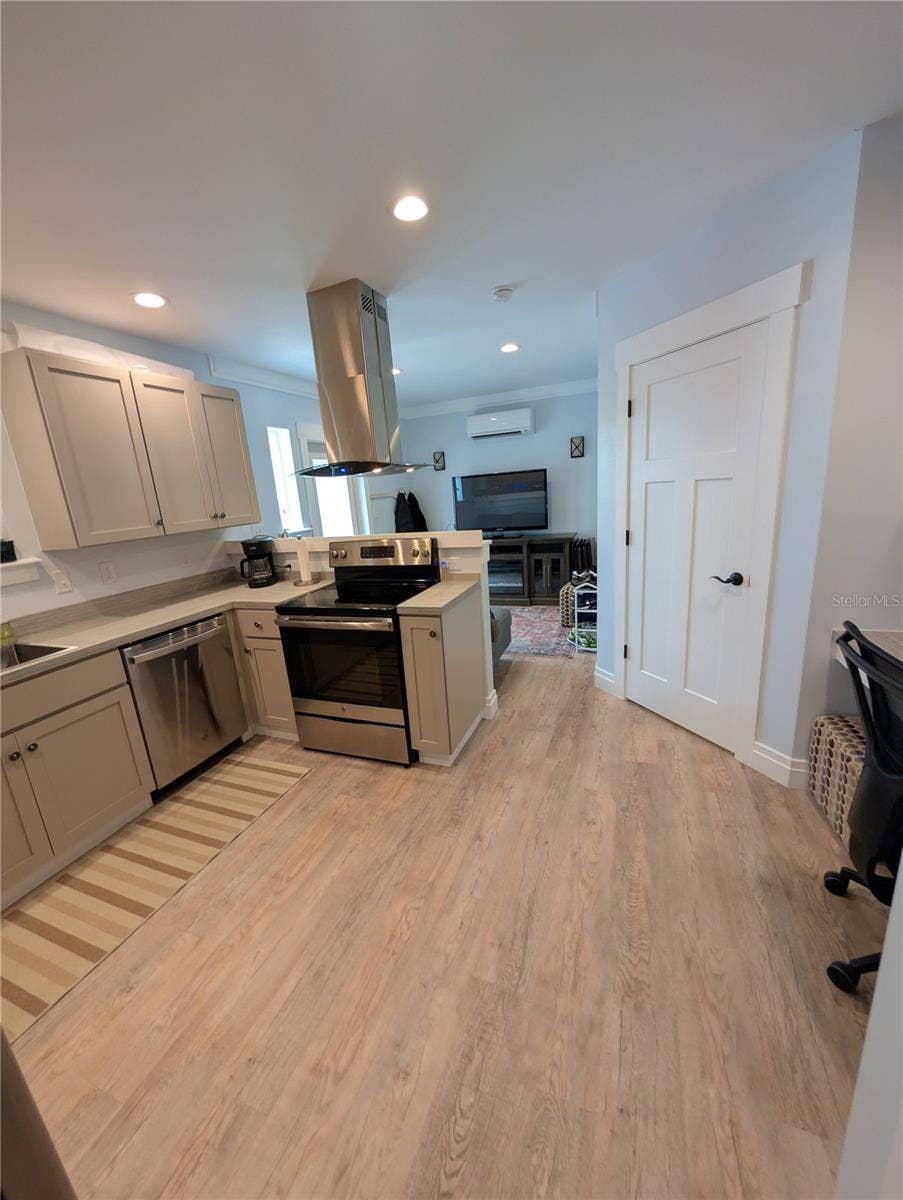 414 JESSAMINE BOULEVARD, Daytona Beach, FL 32118 Apartment kitchen