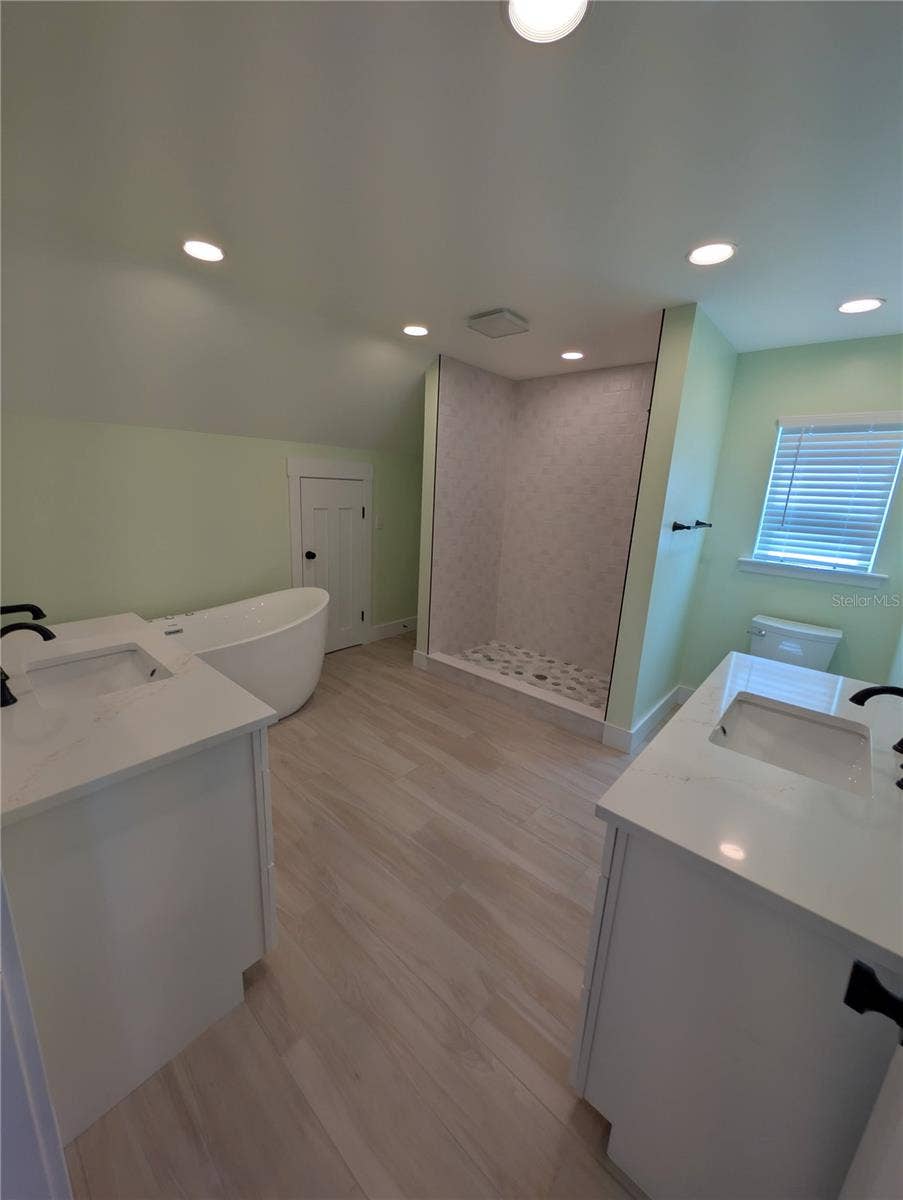 414 JESSAMINE BOULEVARD, Daytona Beach, FL 32118 Main House...3rd floor bathroom