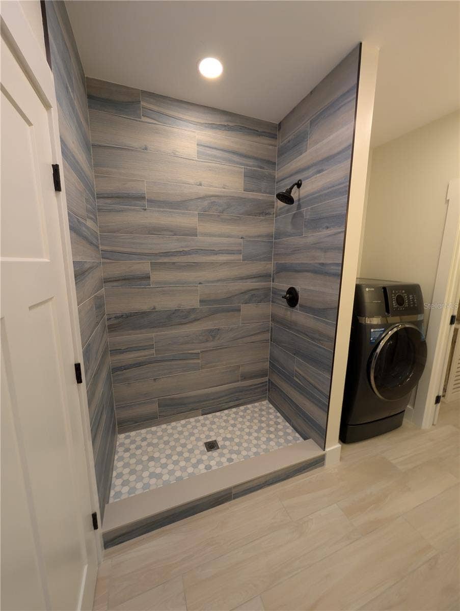 414 JESSAMINE BOULEVARD, Daytona Beach, FL 32118 Main House...primary bathroom shower
