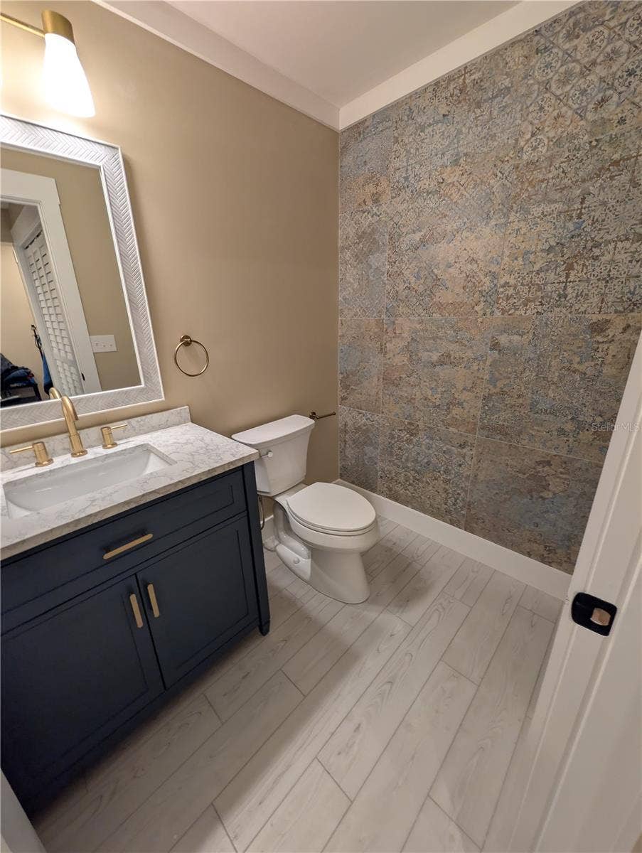 414 JESSAMINE BOULEVARD, Daytona Beach, FL 32118 Main house...1st floor half bath