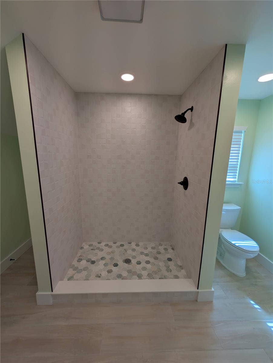 414 JESSAMINE BOULEVARD, Daytona Beach, FL 32118 Main House...3rd floor bathroom