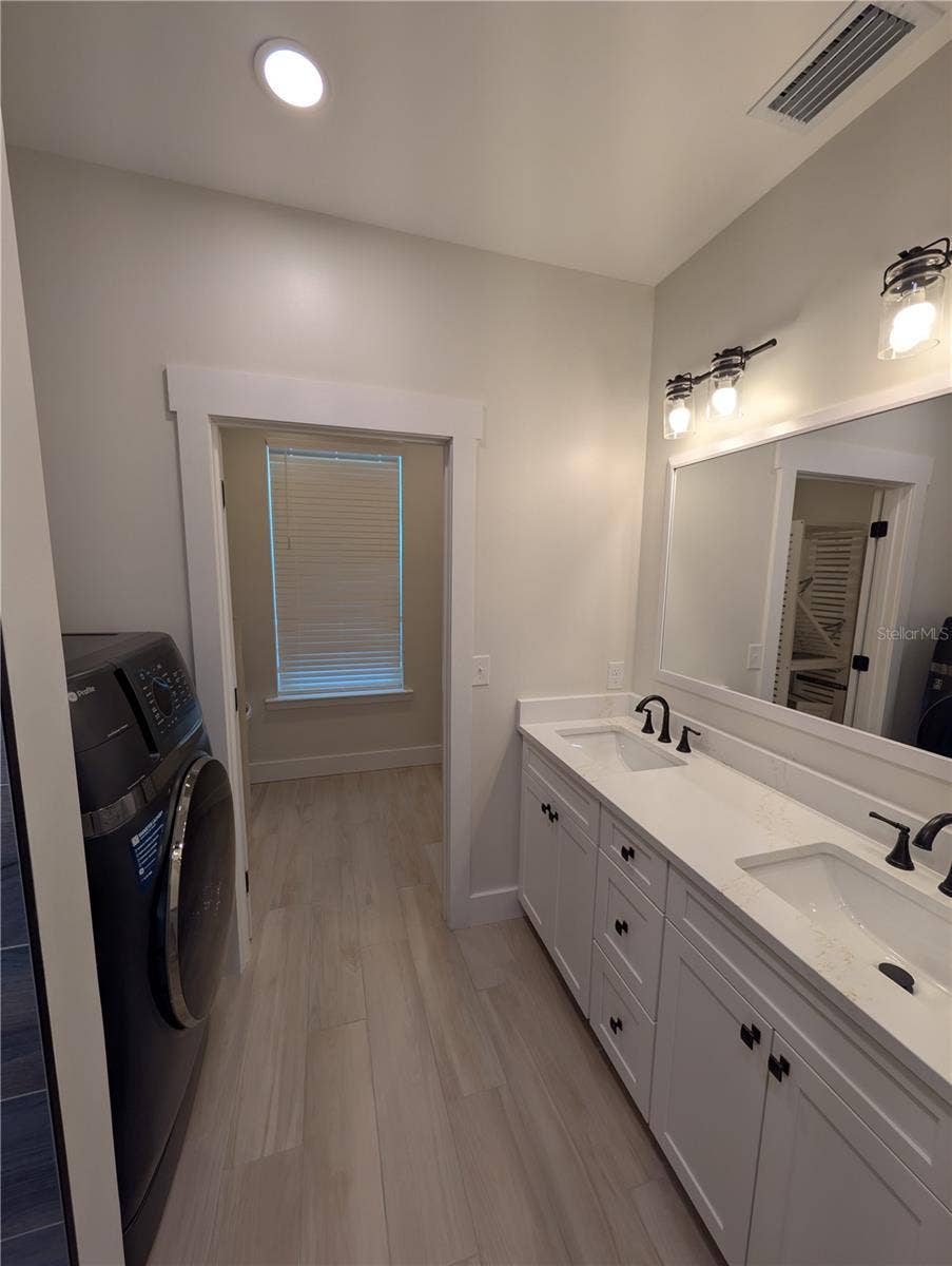 414 JESSAMINE BOULEVARD, Daytona Beach, FL 32118 Main House...2nd floor primary bathroom with washing machine/dryer