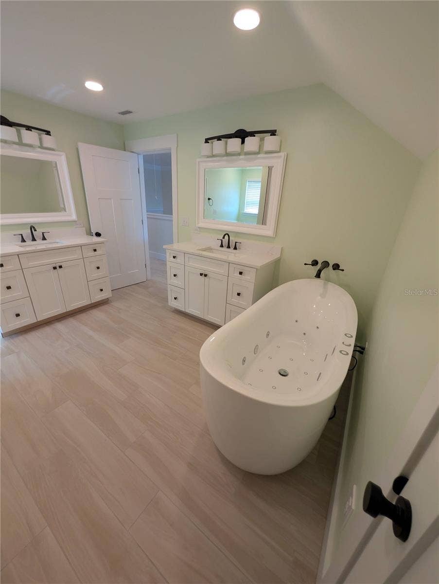 414 JESSAMINE BOULEVARD, Daytona Beach, FL 32118 Main House...3rd floor bathroom