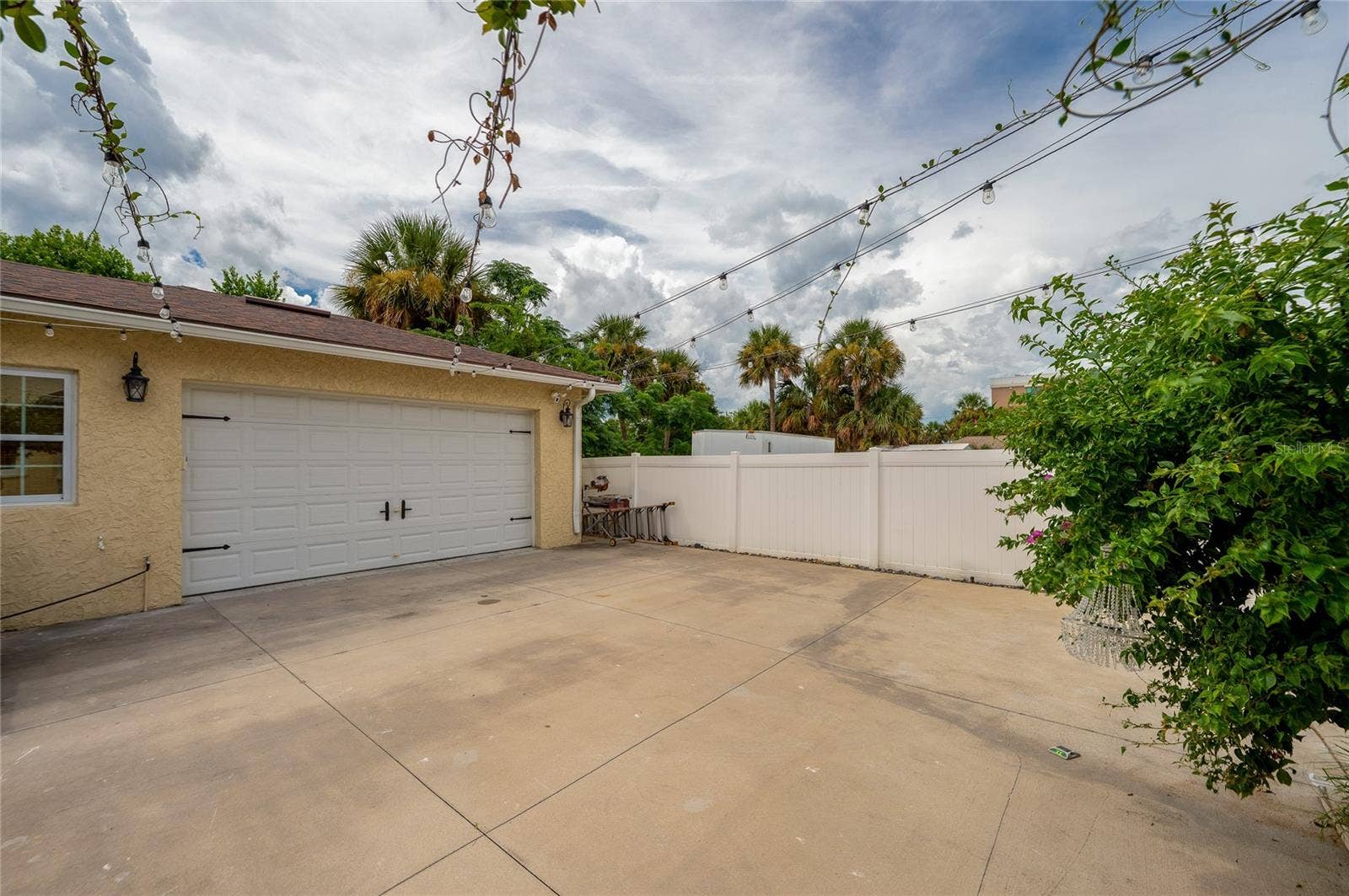 417 N GRANDVIEW AVENUE, Daytona Beach, FL 32118 Ample parking space