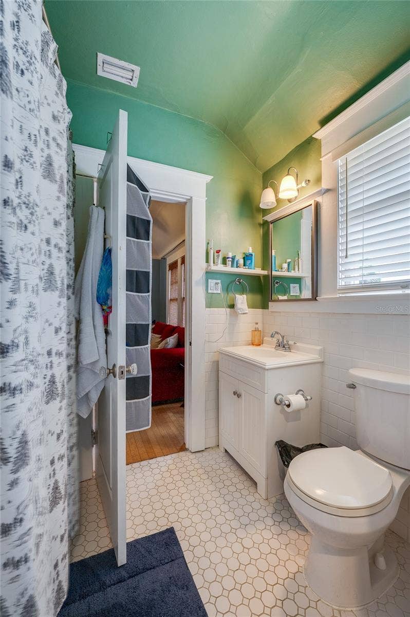 417 N GRANDVIEW AVENUE, Daytona Beach, FL 32118 Jack n Jill guest bathroom