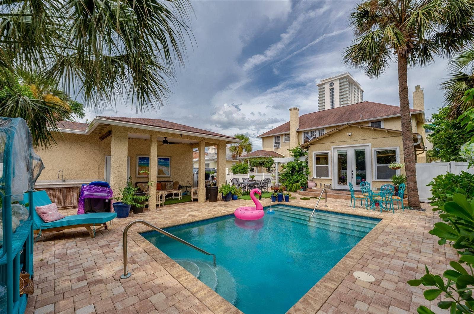 417 N GRANDVIEW AVENUE, Daytona Beach, FL 32118 Salt-chlorinated pool, open-air patio, fan-cooled cabana, summer kitchen space