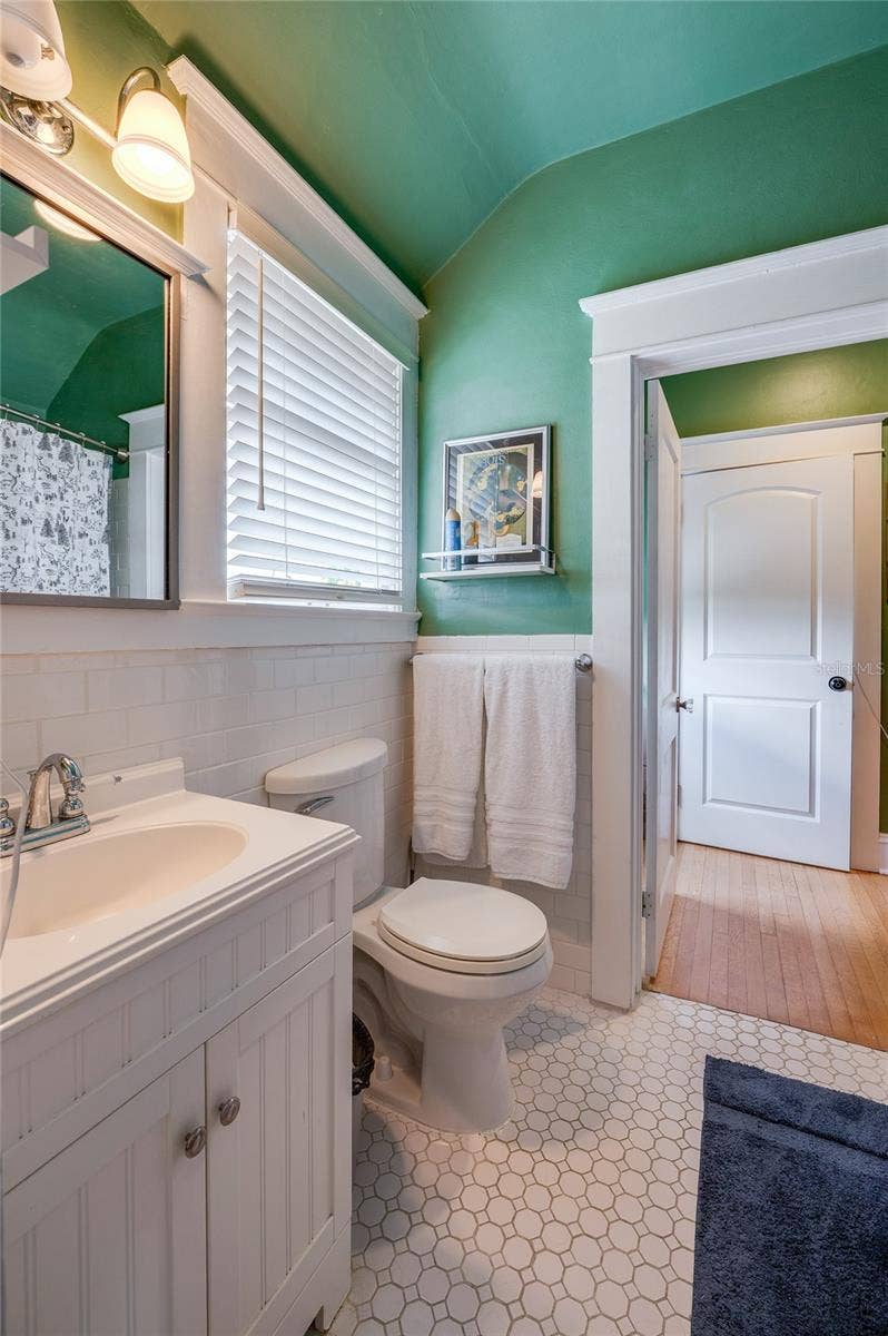 417 N GRANDVIEW AVENUE, Daytona Beach, FL 32118 Jack n Jill guest bathroom