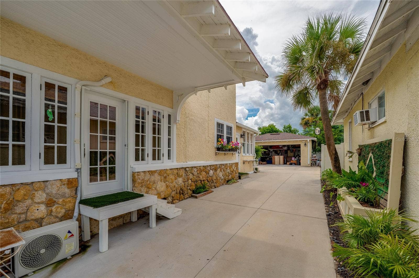 417 N GRANDVIEW AVENUE, Daytona Beach, FL 32118 Driveway