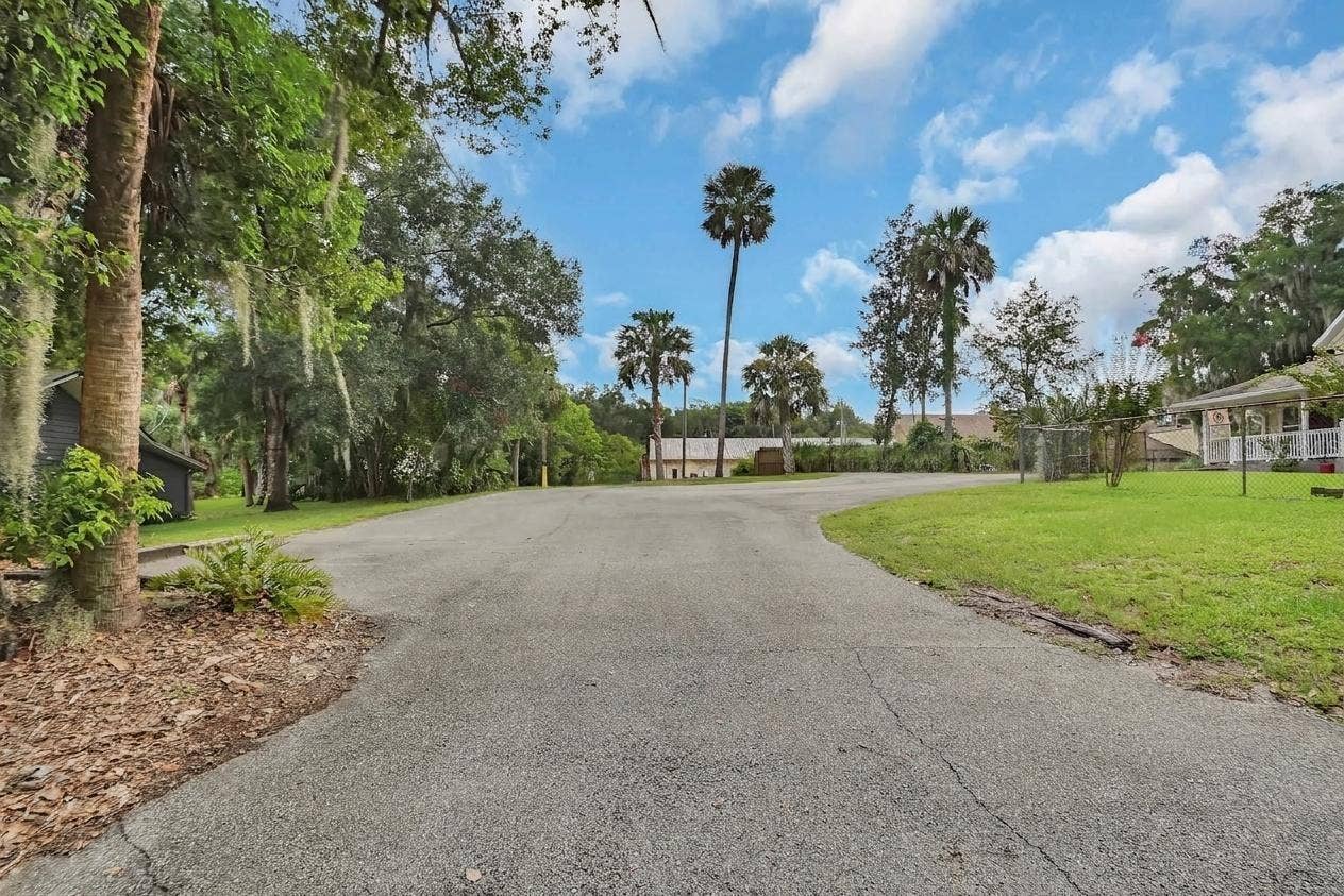 903 E NEW YORK AVENUE, Deland, FL 32724 PARKING LOT