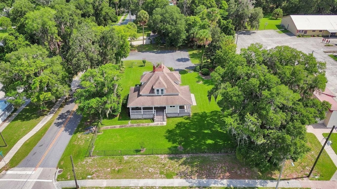 903 E NEW YORK AVENUE, Deland, FL 32724 903 E NEW YORK AVENUE, Deland, FL 32724