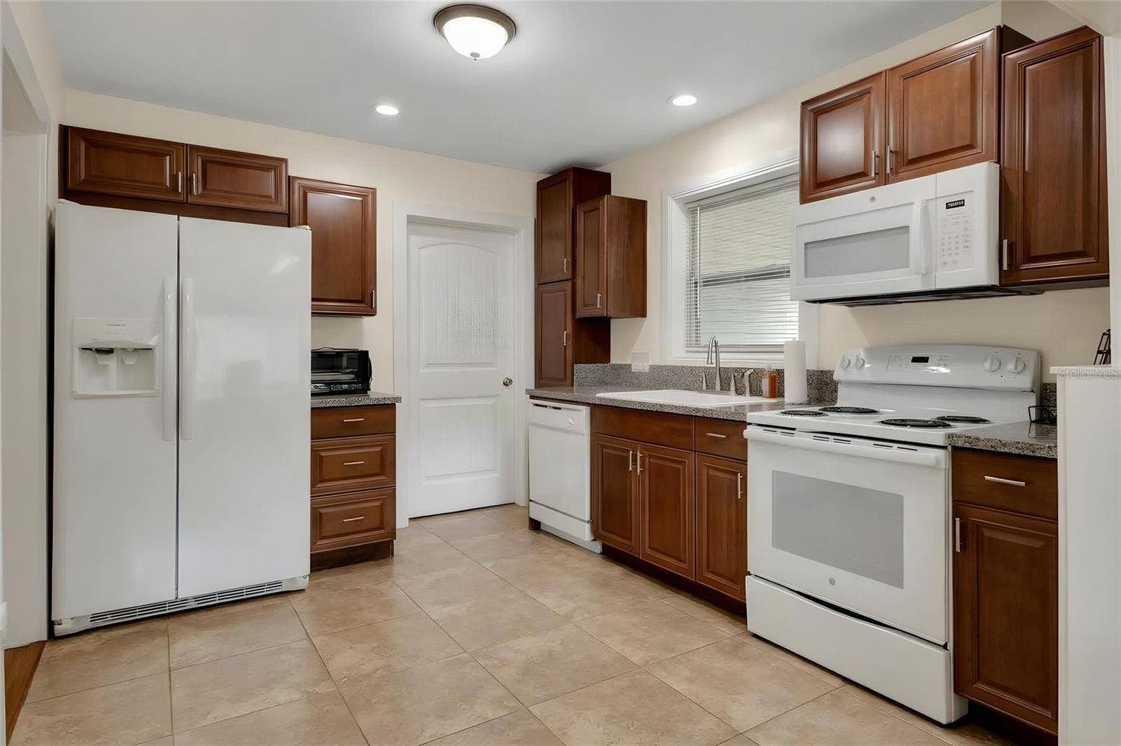 903 E NEW YORK AVENUE, Deland, FL 32724 903 E NEW YORK AVENUE, Deland, FL 32724