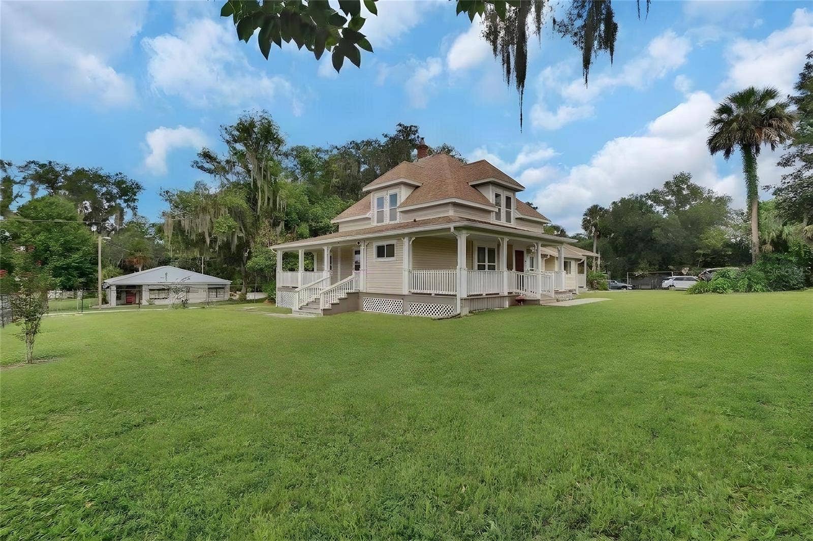 903 E NEW YORK AVENUE, Deland, FL 32724 903 E NEW YORK AVENUE, Deland, FL 32724