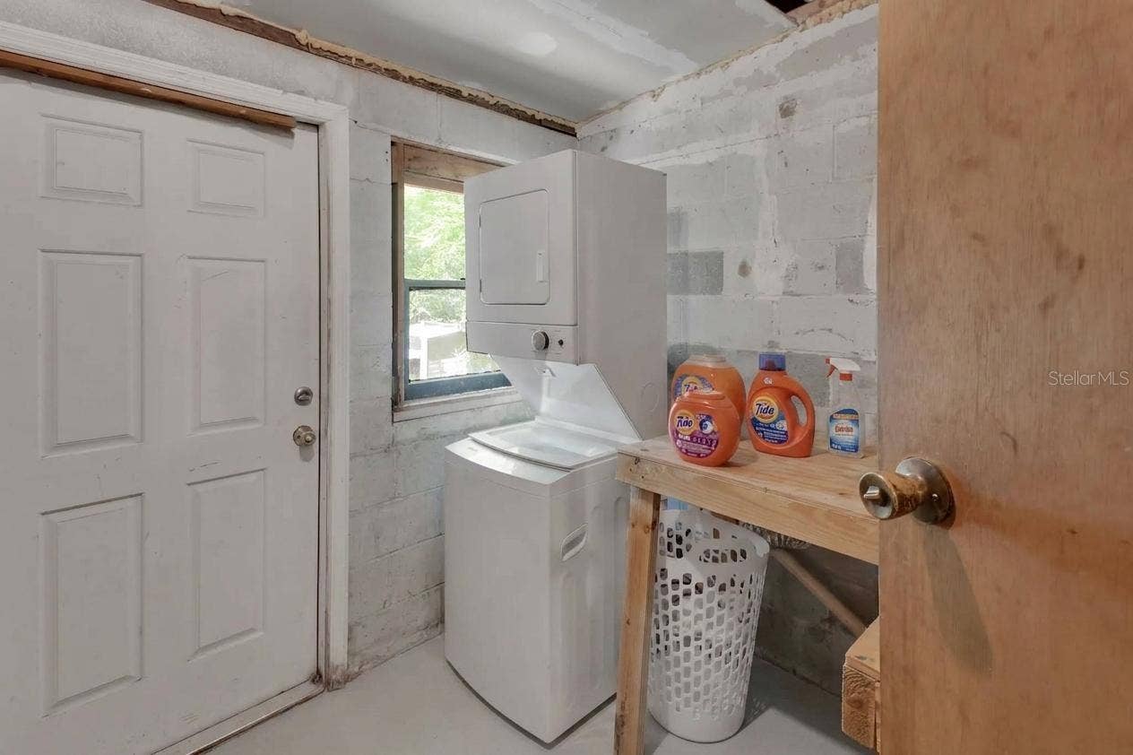 18931 E ALTOONA ROAD, Altoona, FL 32702 Virtually modified laundry area