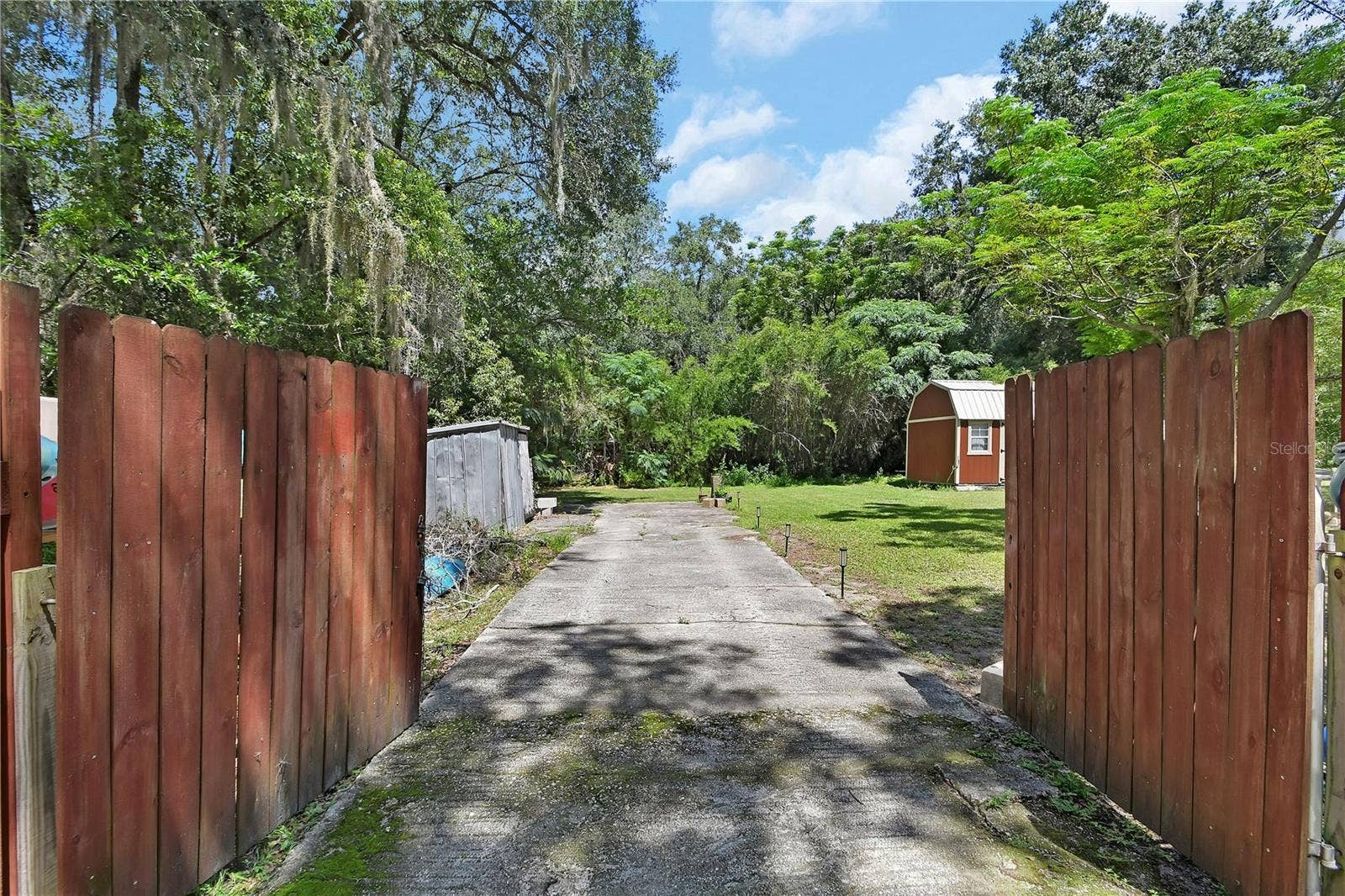 18931 E ALTOONA ROAD, Altoona, FL 32702 Driveway