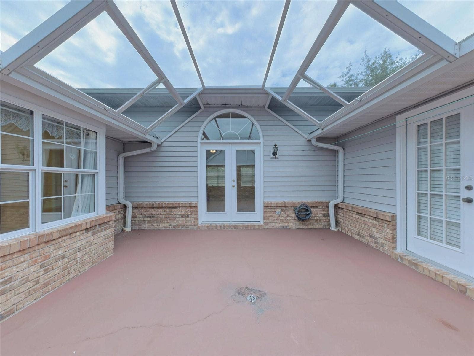 2490 S GLEN EAGLES DRIVE, Deland, FL 32724 large private screened courtyard
