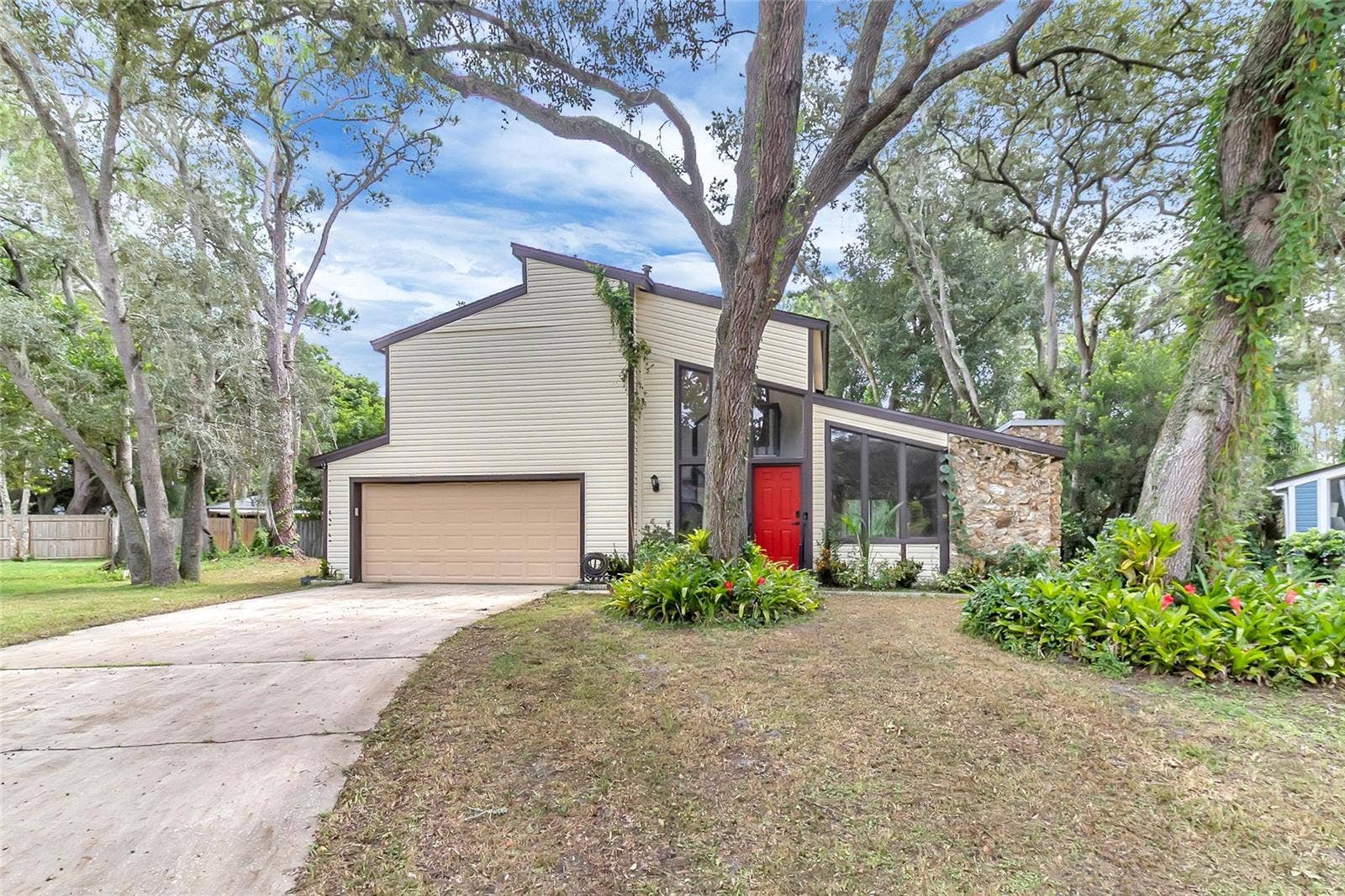 106 WESTWIND COURT, Sanford, FL 32773 Welcome to 106 Westwind Court!3 bedrooms, 3 full (en suite) bathrooms, 2 car garage, 2 story home on .42 acre in a cut-de-sac!