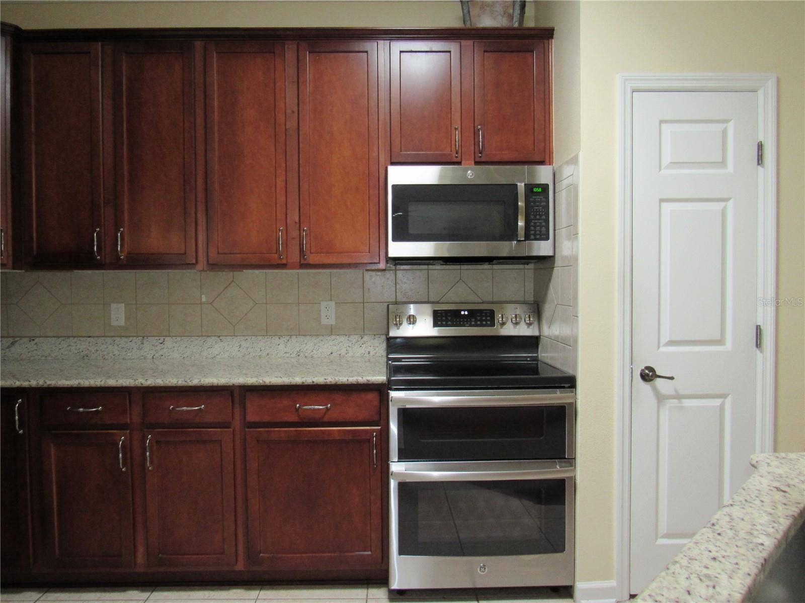 506 HERON POINT WAY, Deland, FL 32724 DOUBLE OVEN STOVE