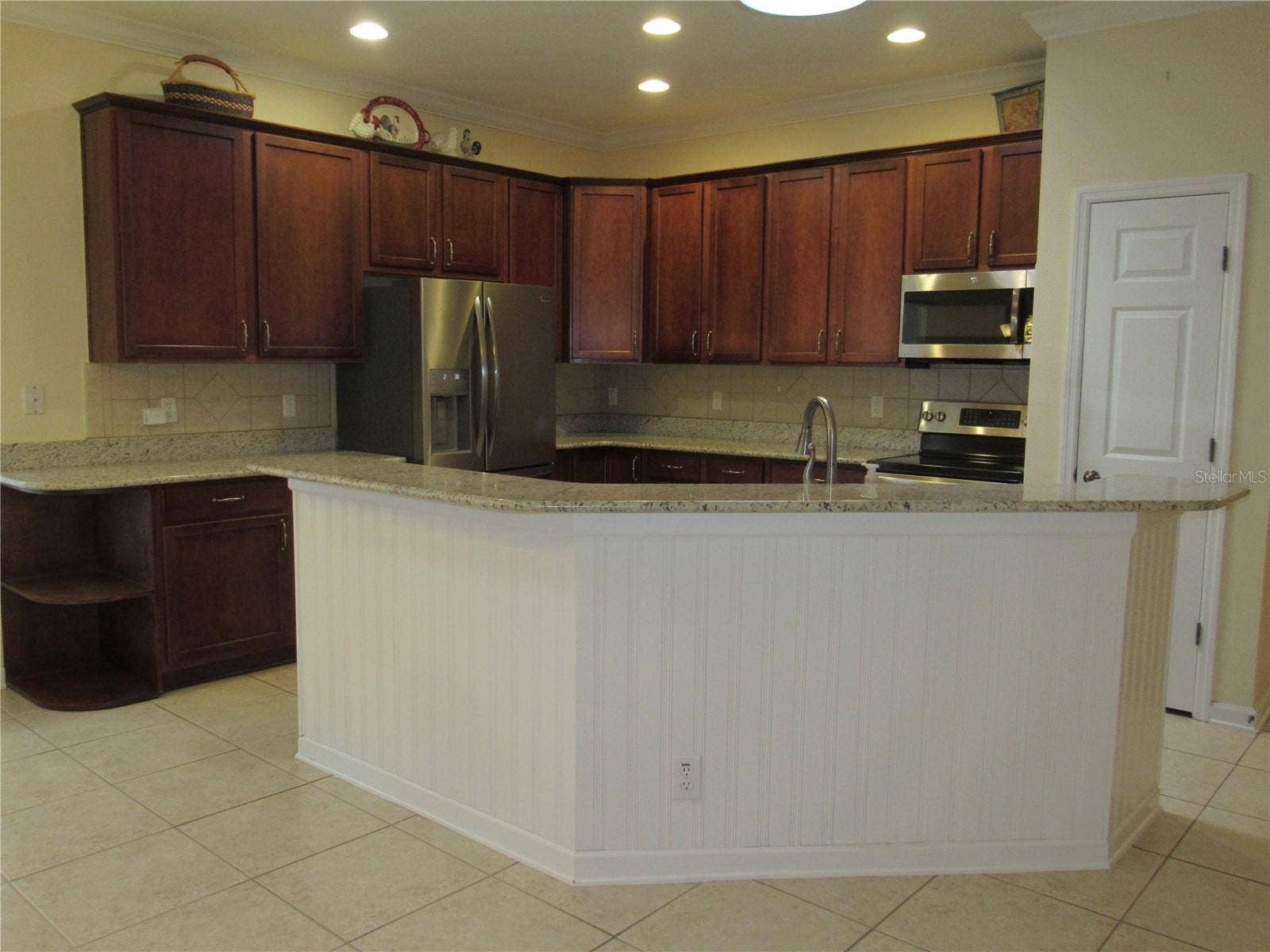 506 HERON POINT WAY, Deland, FL 32724 BREAKFAST BAR AND CLOSET PANTRY