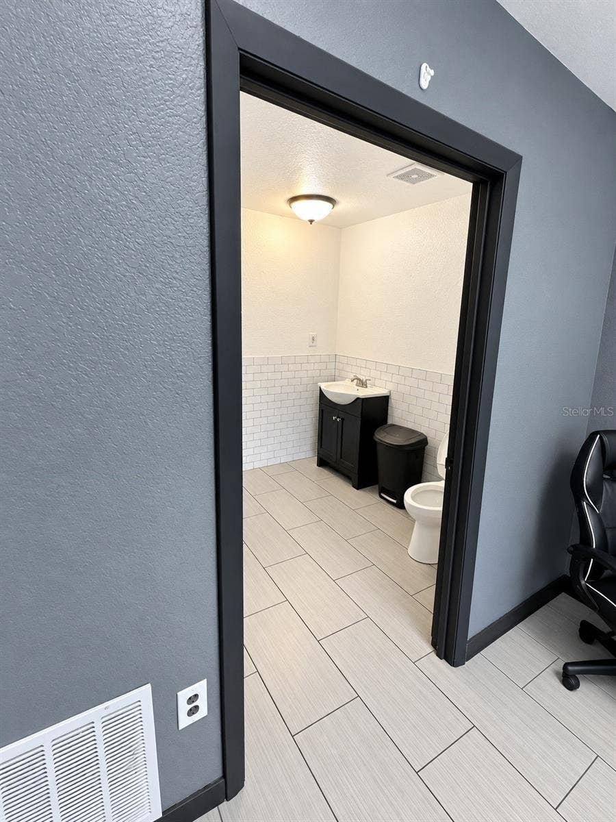 4130 W ROBINSON STREET, Orlando, FL 32805 4130 W ROBINSON STREET, Orlando, FL 32805