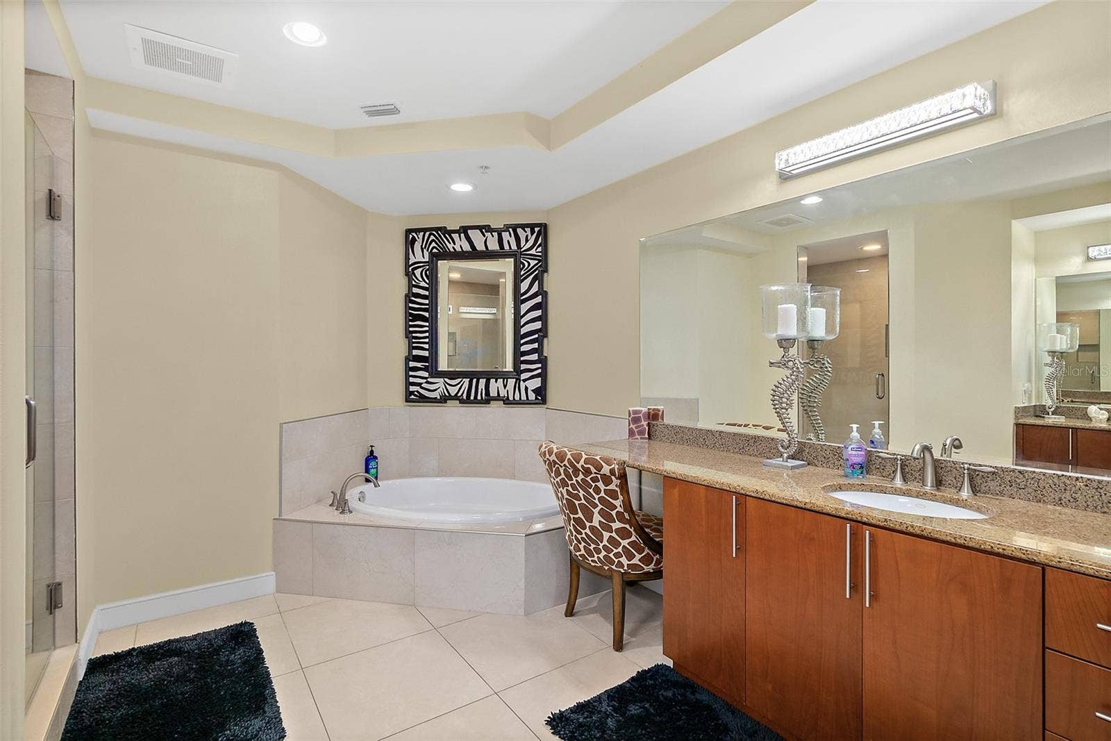 1925 S ATLANTIC AVENUE, #306, Daytona Beach Shores, FL 32118 Double sinks and soaking tub