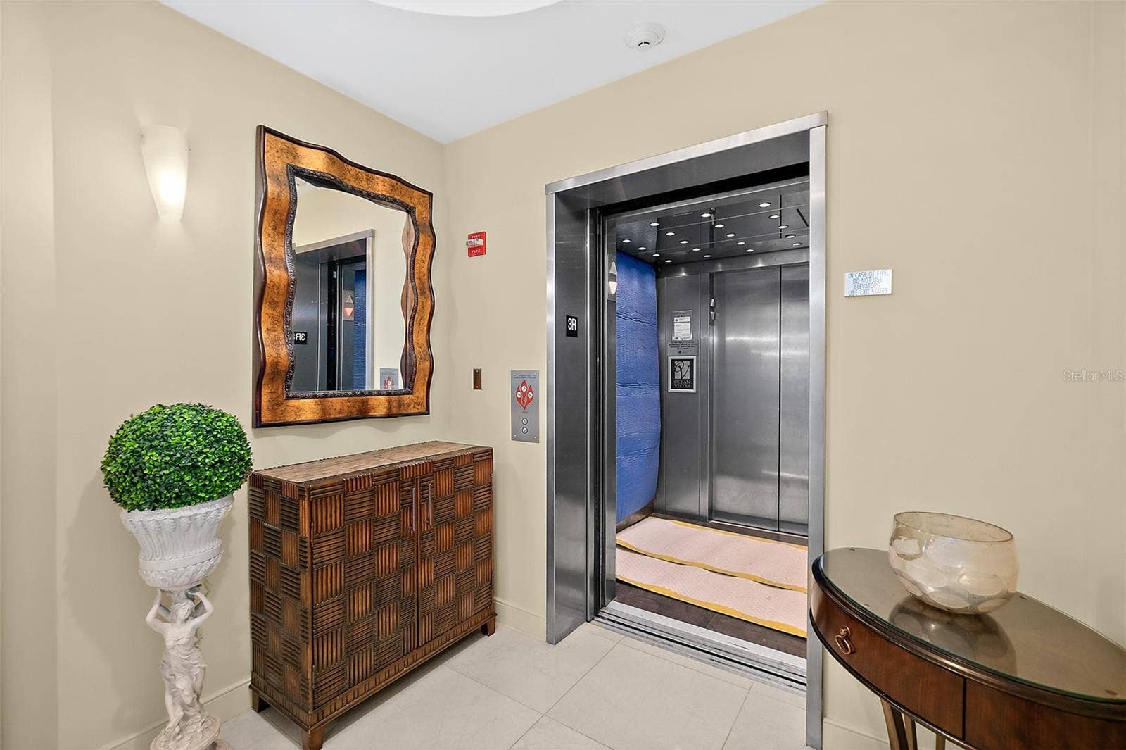 1925 S ATLANTIC AVENUE, #306, Daytona Beach Shores, FL 32118 Private vestibule