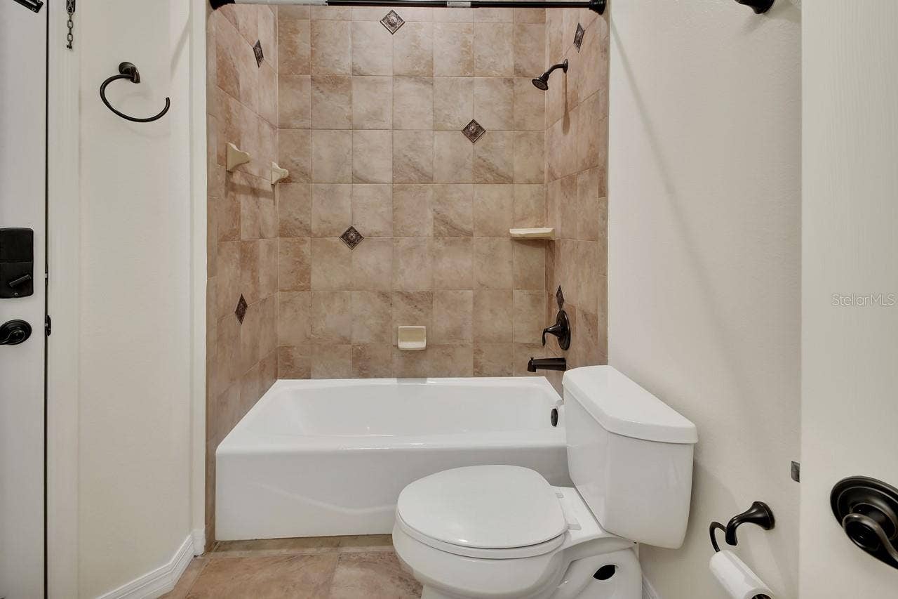 502 VICTORIA HILLS DRIVE, Deland, FL 32724 Spacious second bathroom