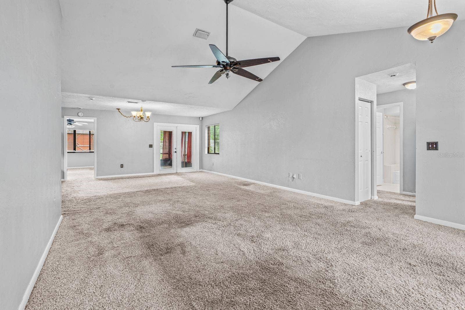 living/ dining area