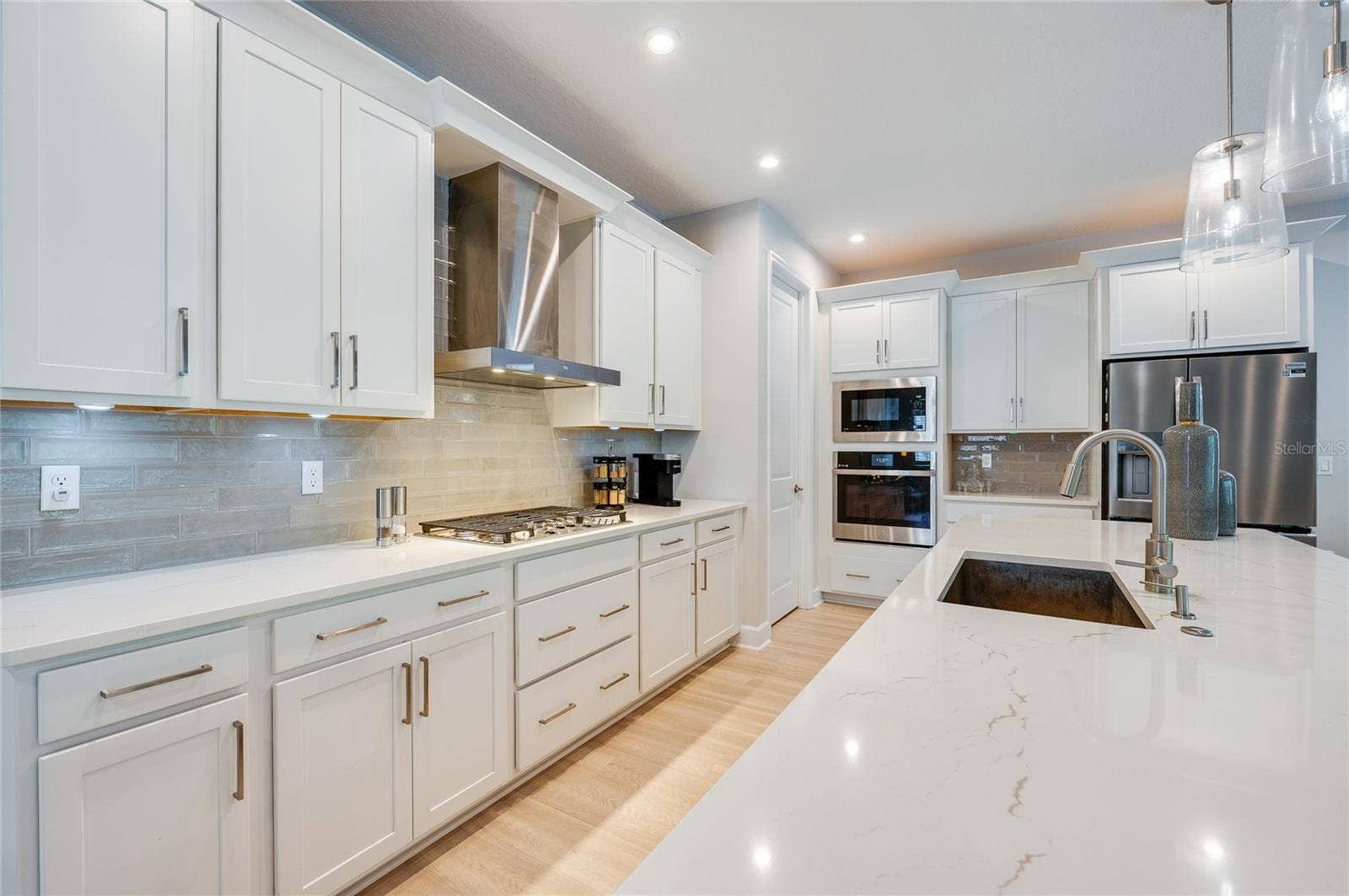 1254 VENICE COURT, Deland, FL 32724 Gas cooktop and gas built in range