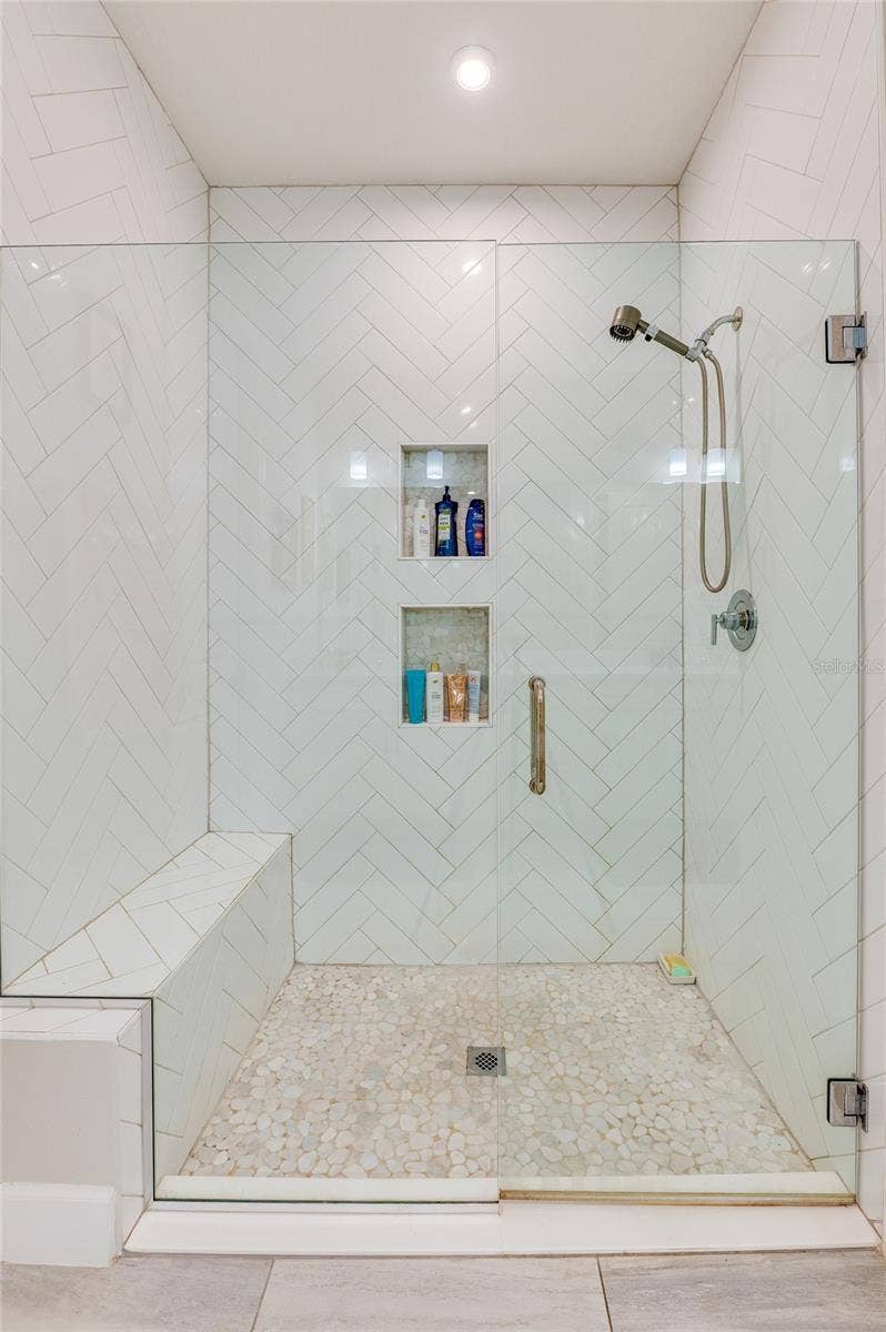 1254 VENICE COURT, Deland, FL 32724 Large walk in shower