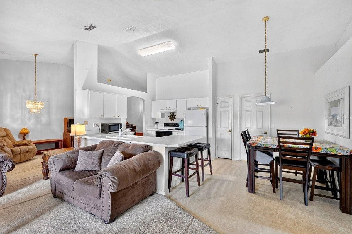 5 SPINNAKER CIRCLE, South Daytona, FL 32119 5 SPINNAKER CIRCLE, South Daytona, FL 32119