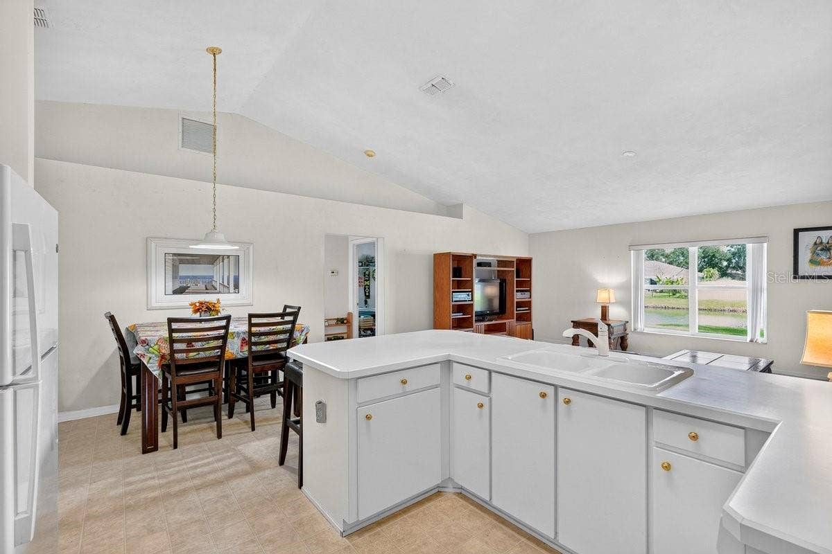 5 SPINNAKER CIRCLE, South Daytona, FL 32119 5 SPINNAKER CIRCLE, South Daytona, FL 32119