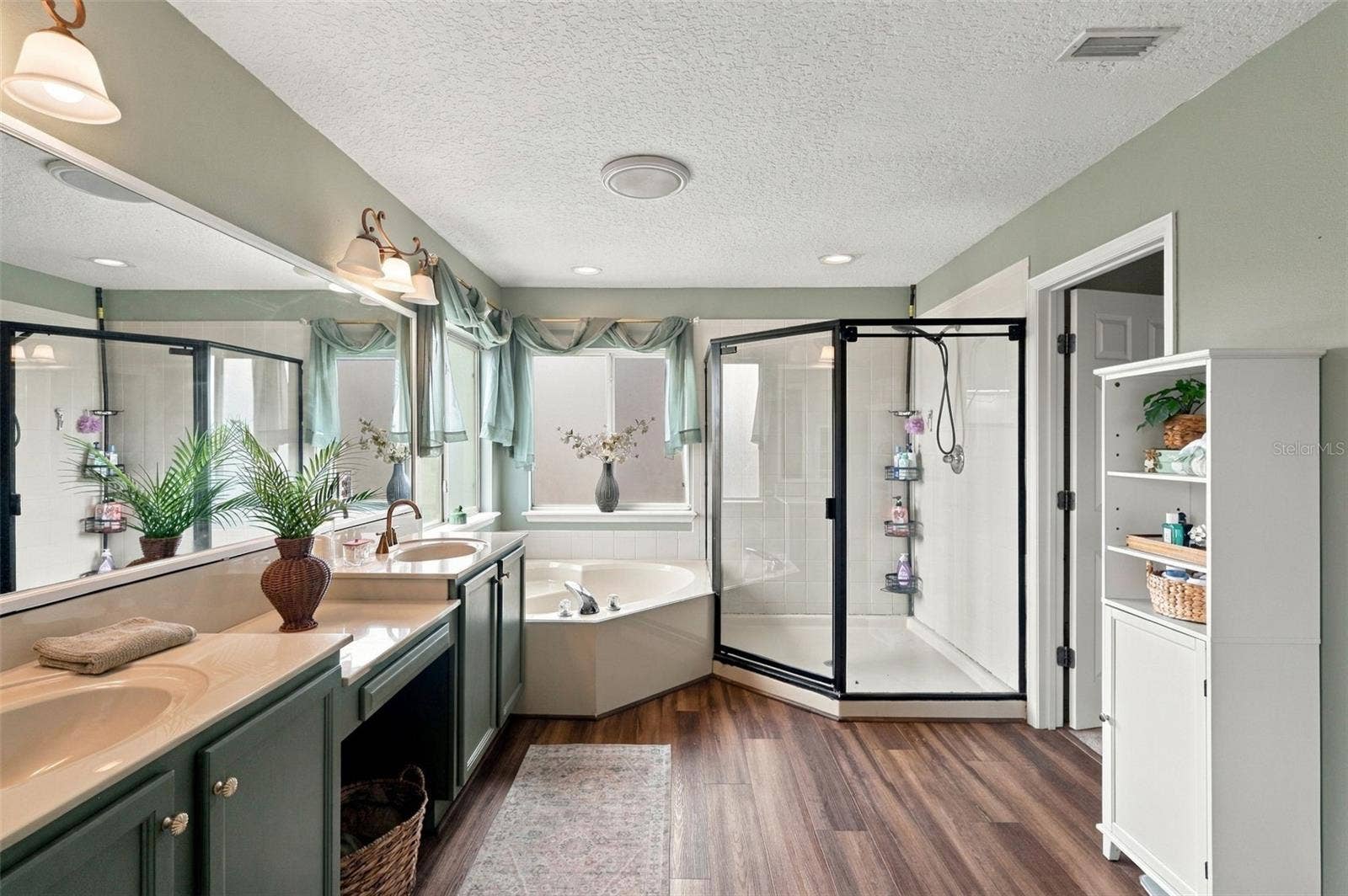 8 ANGELA DRIVE, Palm Coast, FL 32164 Enjoy the dual vanity, spa tub, walk-in shower and walk-in closet all in one space.