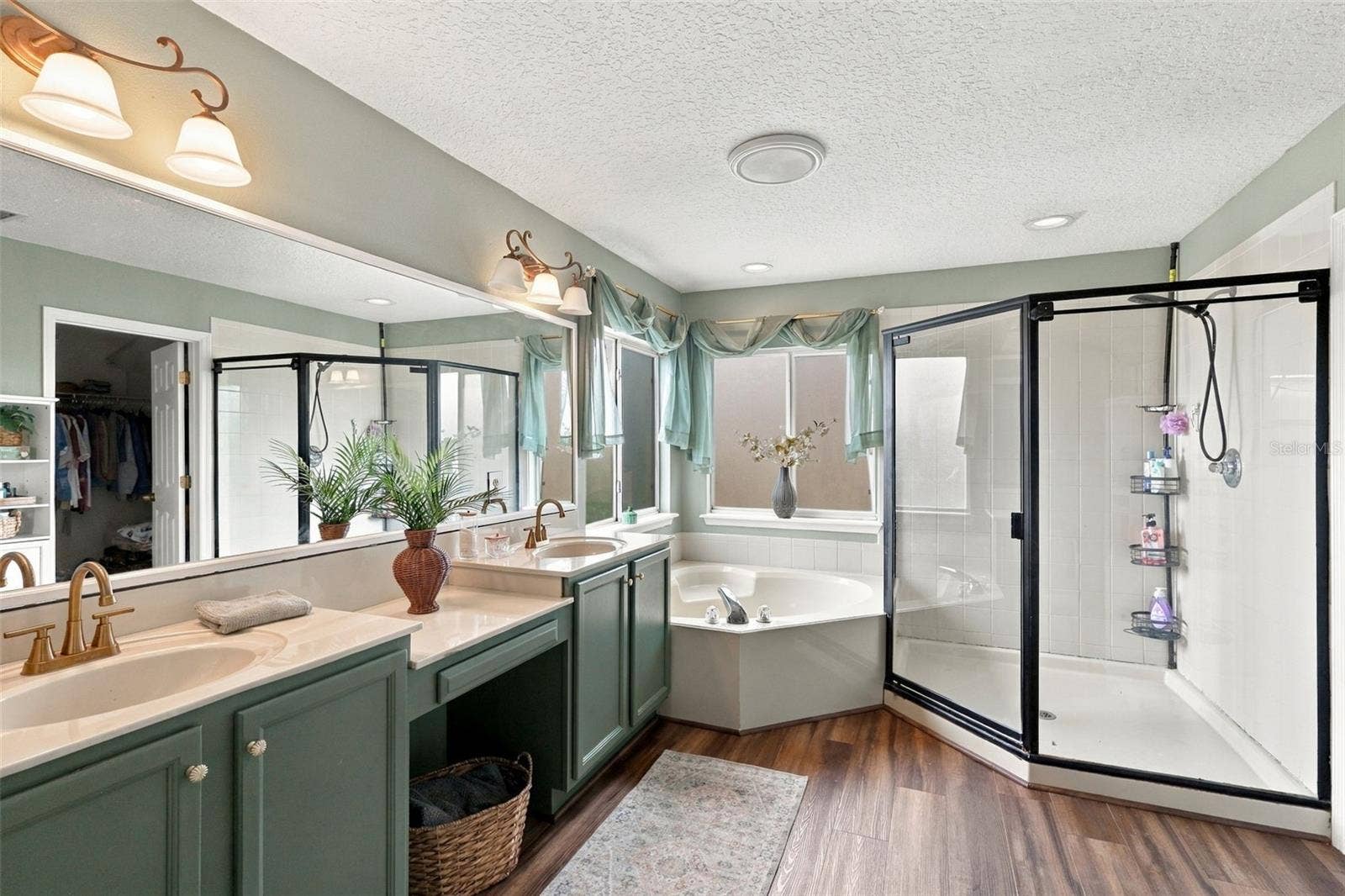 8 ANGELA DRIVE, Palm Coast, FL 32164 En-suite bathroom for the primary bedroom