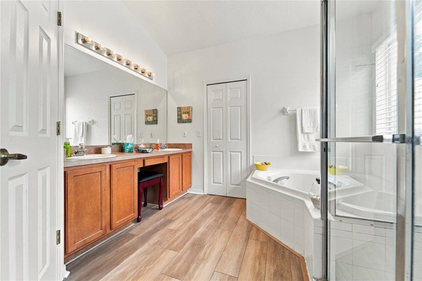 1420 BENT OAKS BOULEVARD, Deland, FL 32724 Primary bathroom with double sinks, tub and shower.