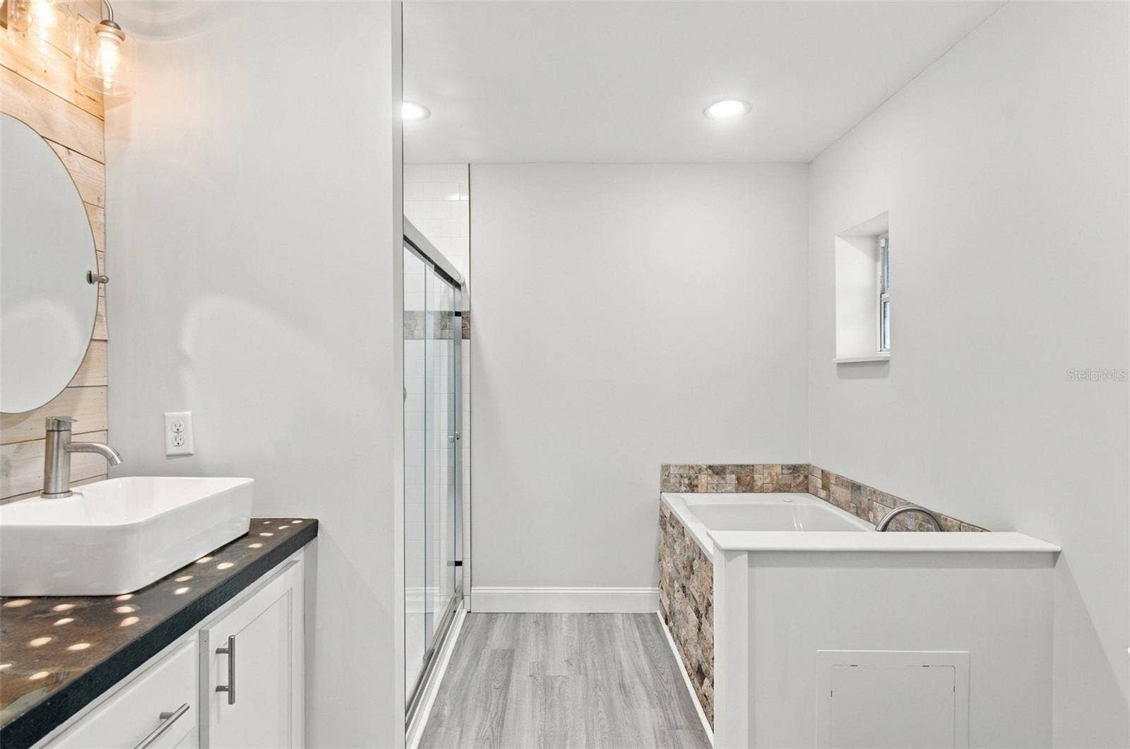930 DORA AVENUE, Tavares, FL 32778 Primary Bath
