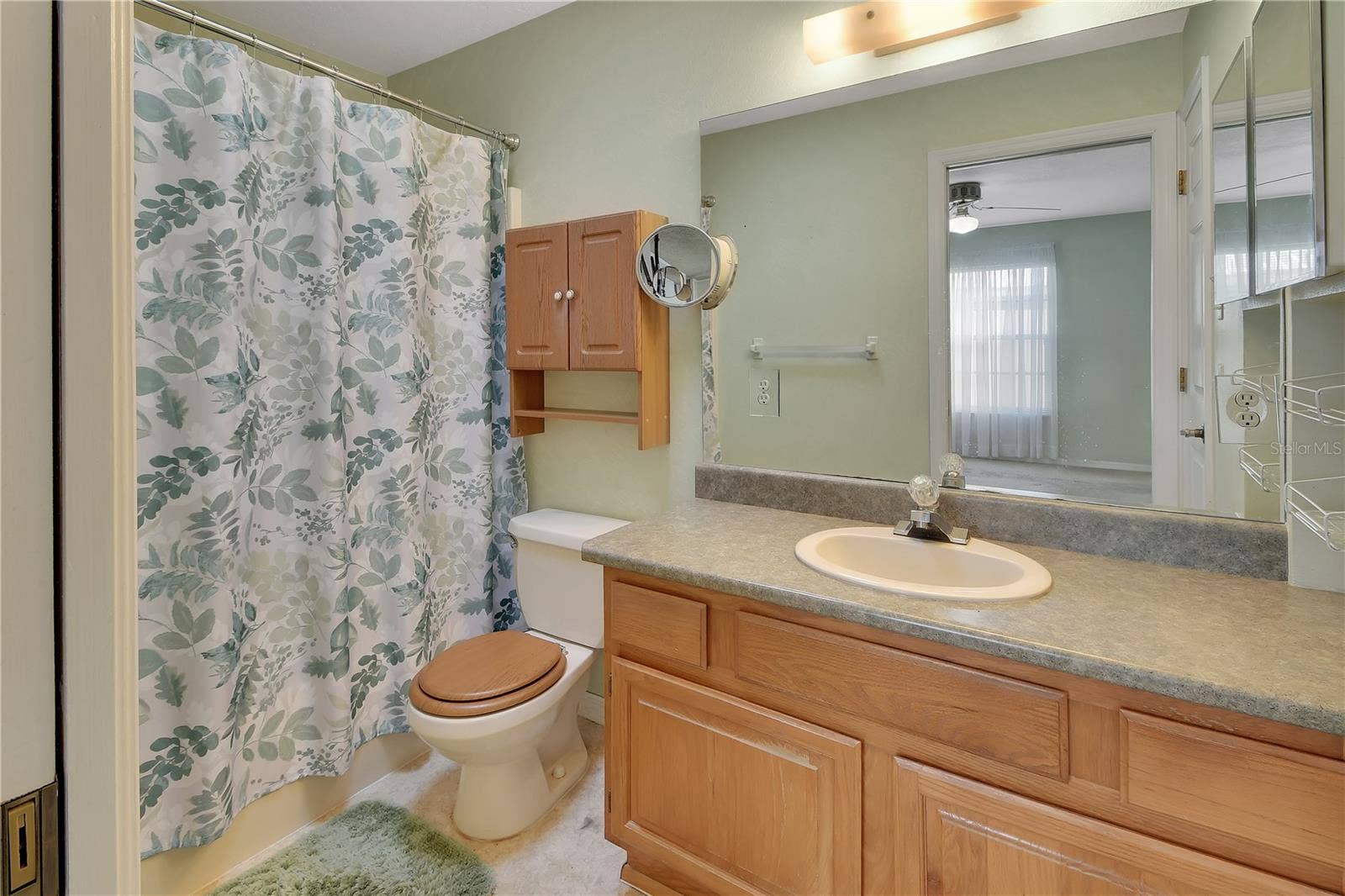 Primary en suite with skylight.
