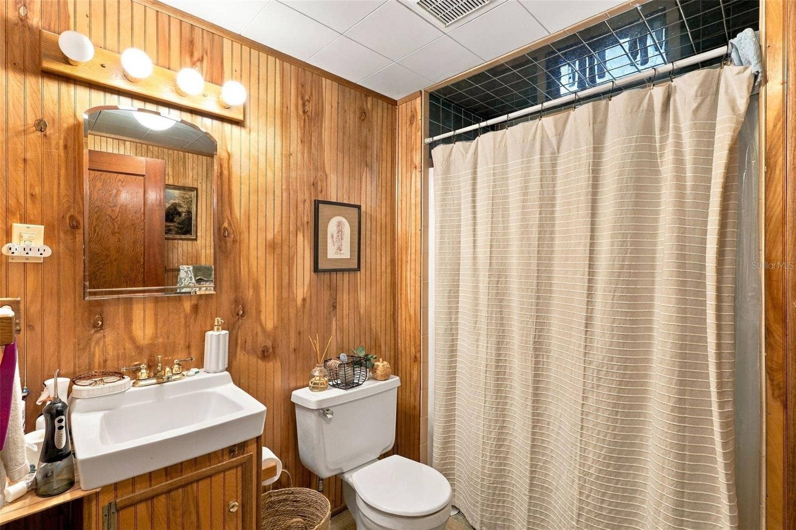 2ND FLOOR BATHROOM