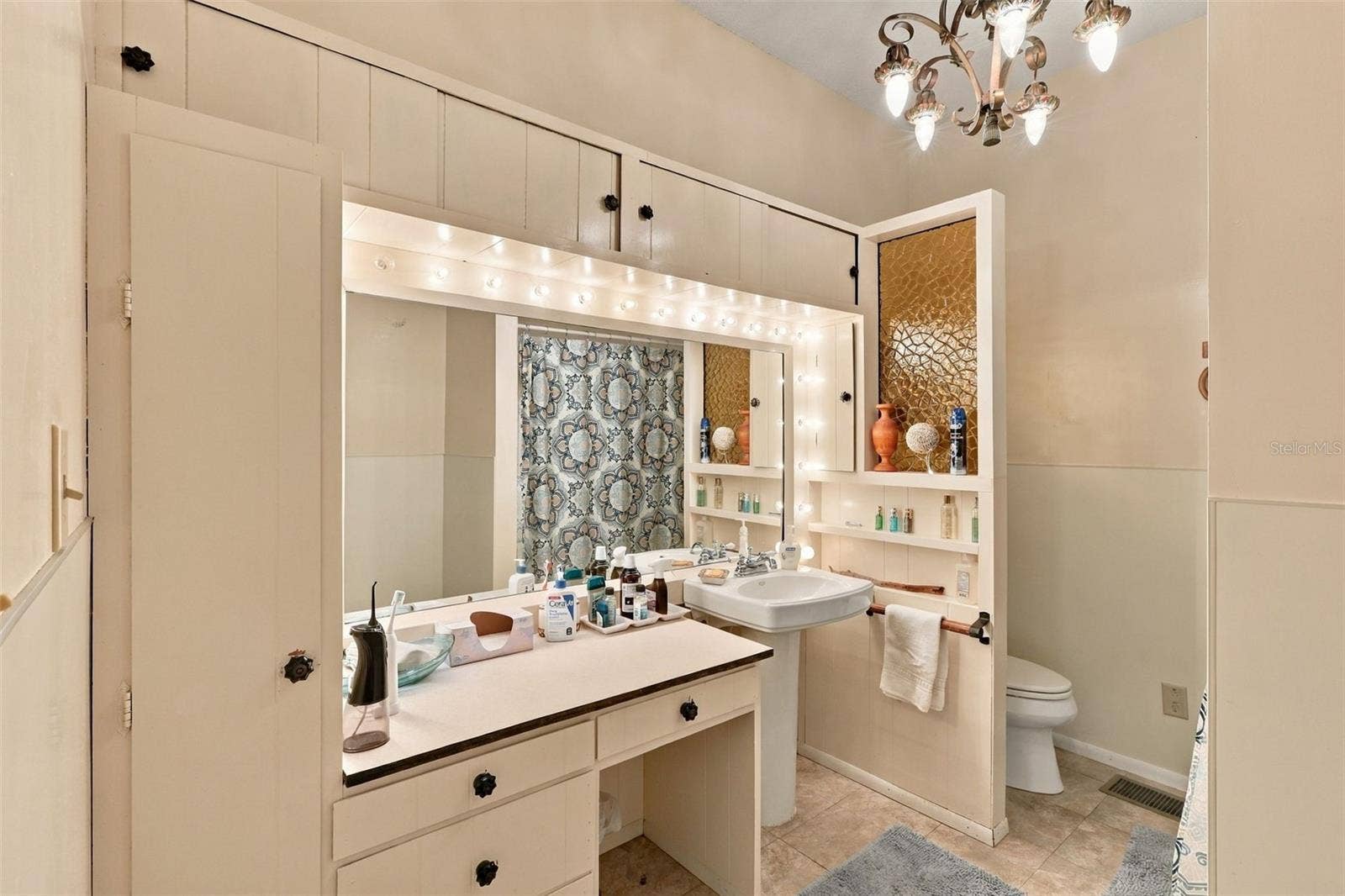 1ST FLOOR BATHROOM