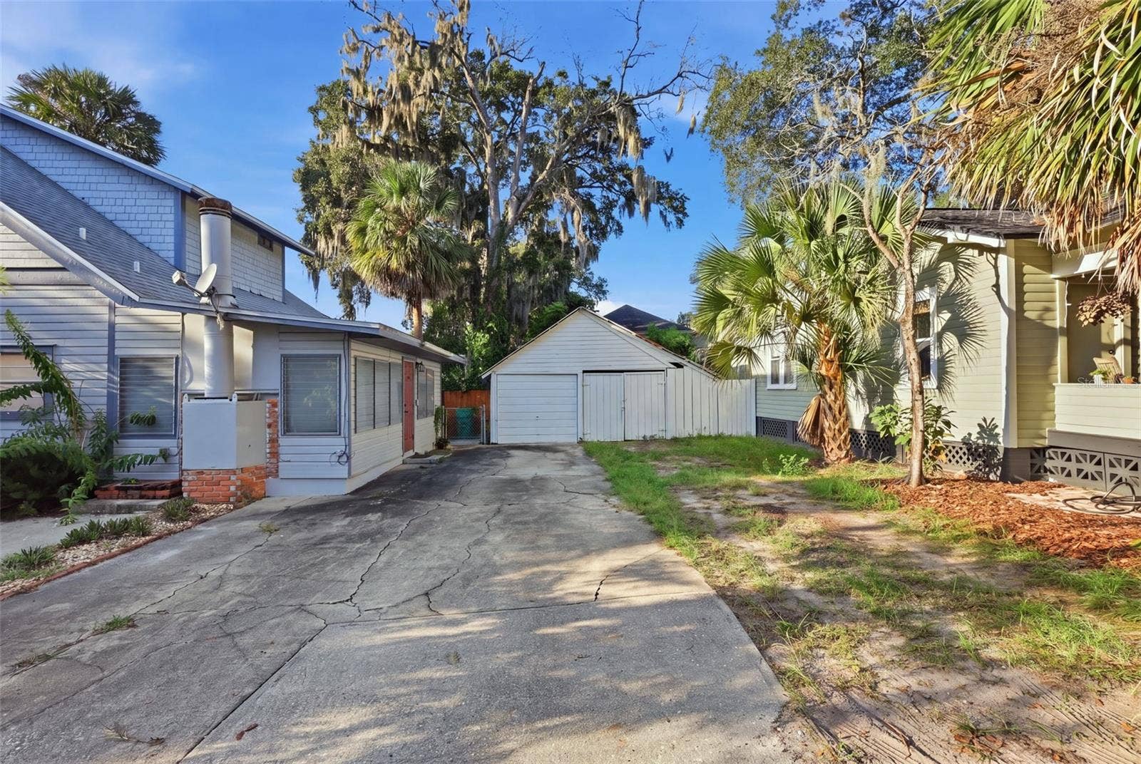 LEFT: ENTRANCE TO EFFICIENCY | DETACHED GARAGE