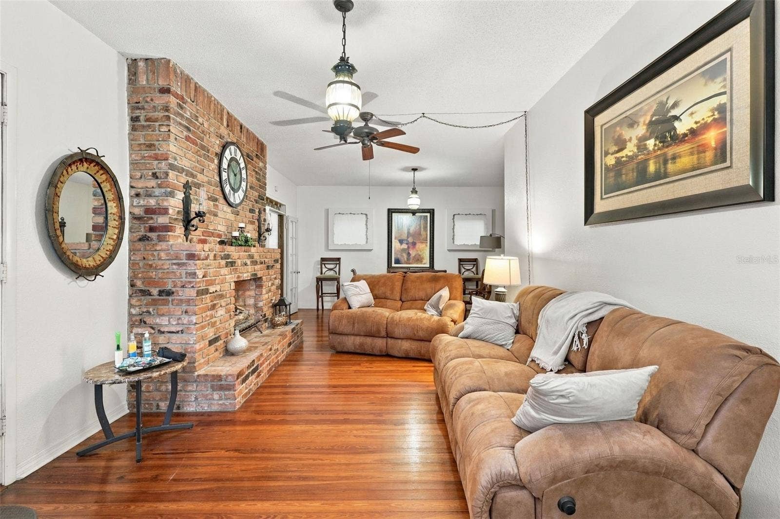 1ST FLOOR - LIVING ROOM