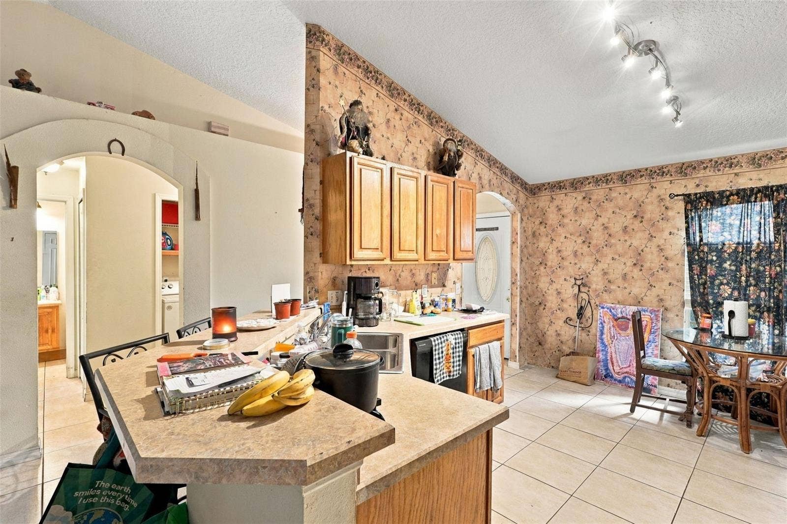 1045 8TH AVENUE, Deland, FL 32724 1045 8TH AVENUE, Deland, FL 32724