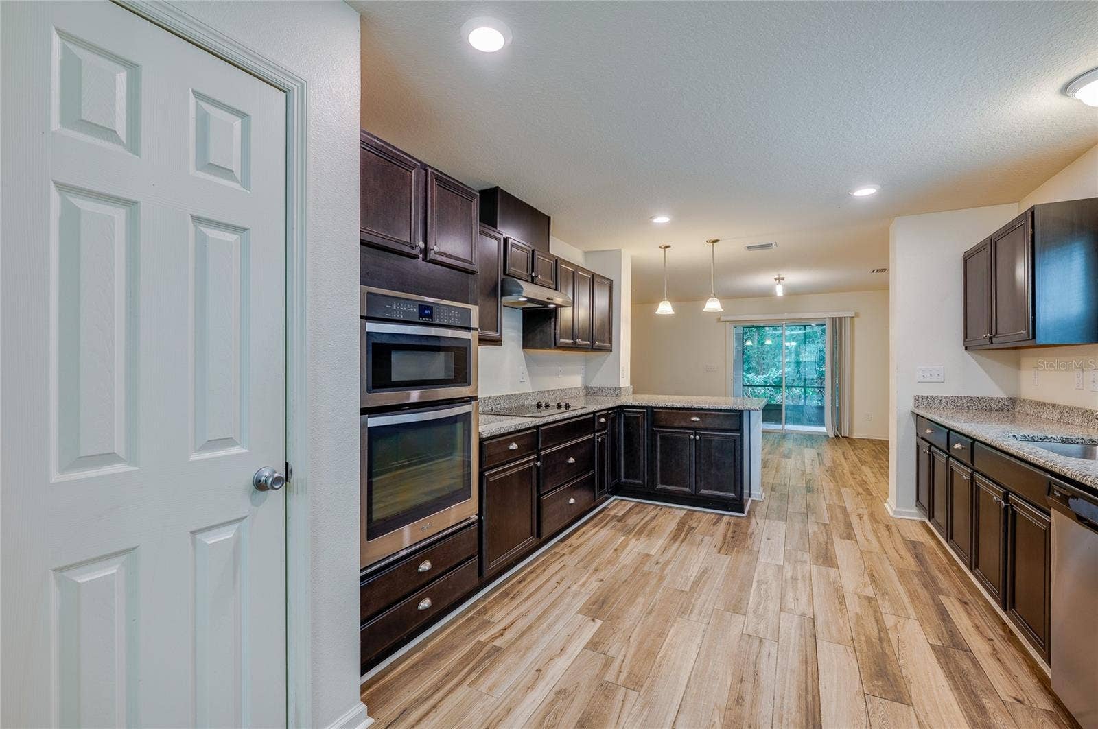 421 CHAMPION RIDGE DRIVE, Daytona Beach, FL 32124 Built in oven and microwave