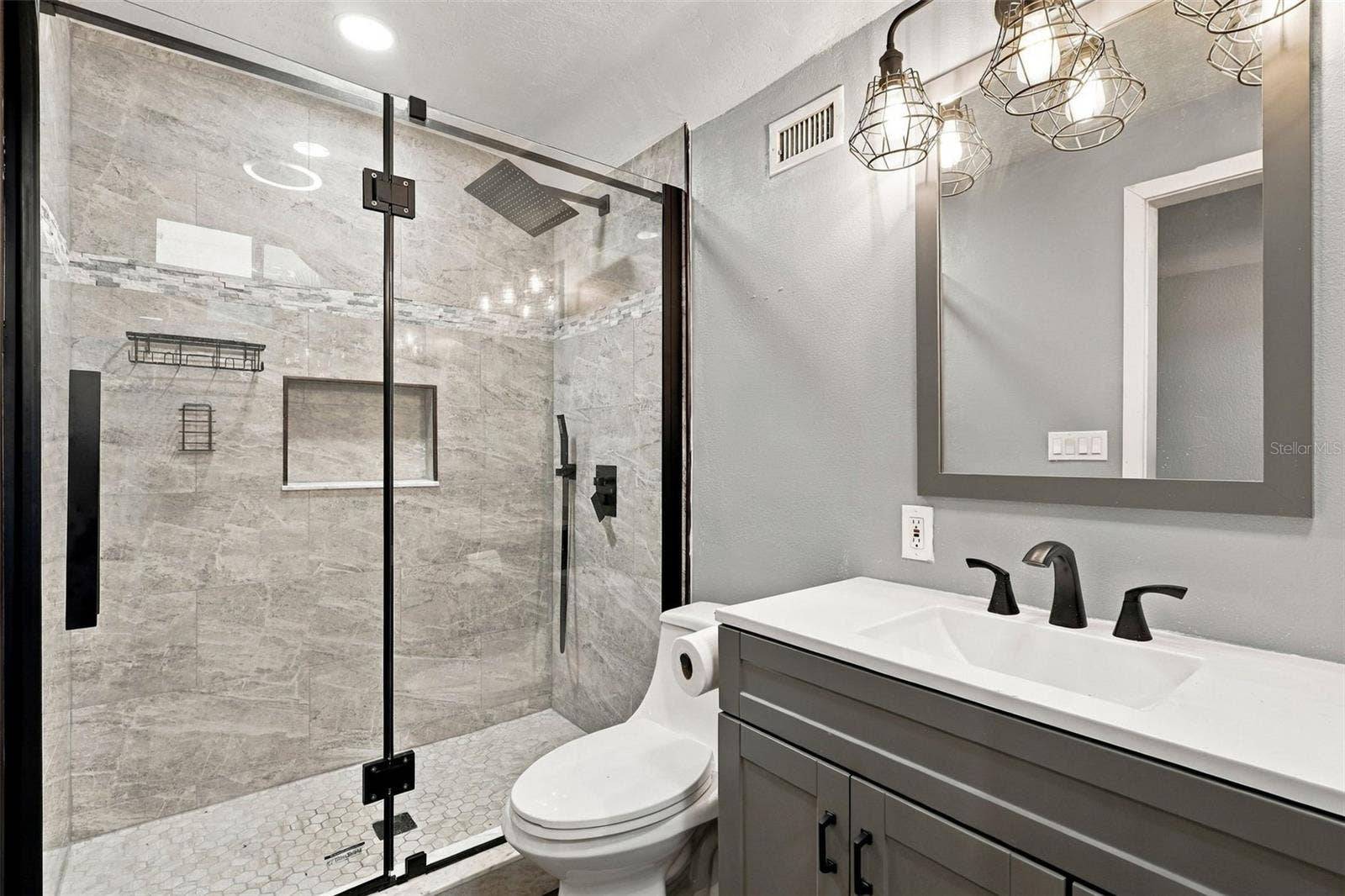 UPSTAIRS BATHROOM