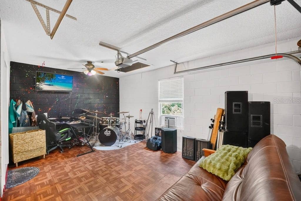 1580 DELAND AVENUE, Orange City, FL 32763 versatile 1.5 car garage